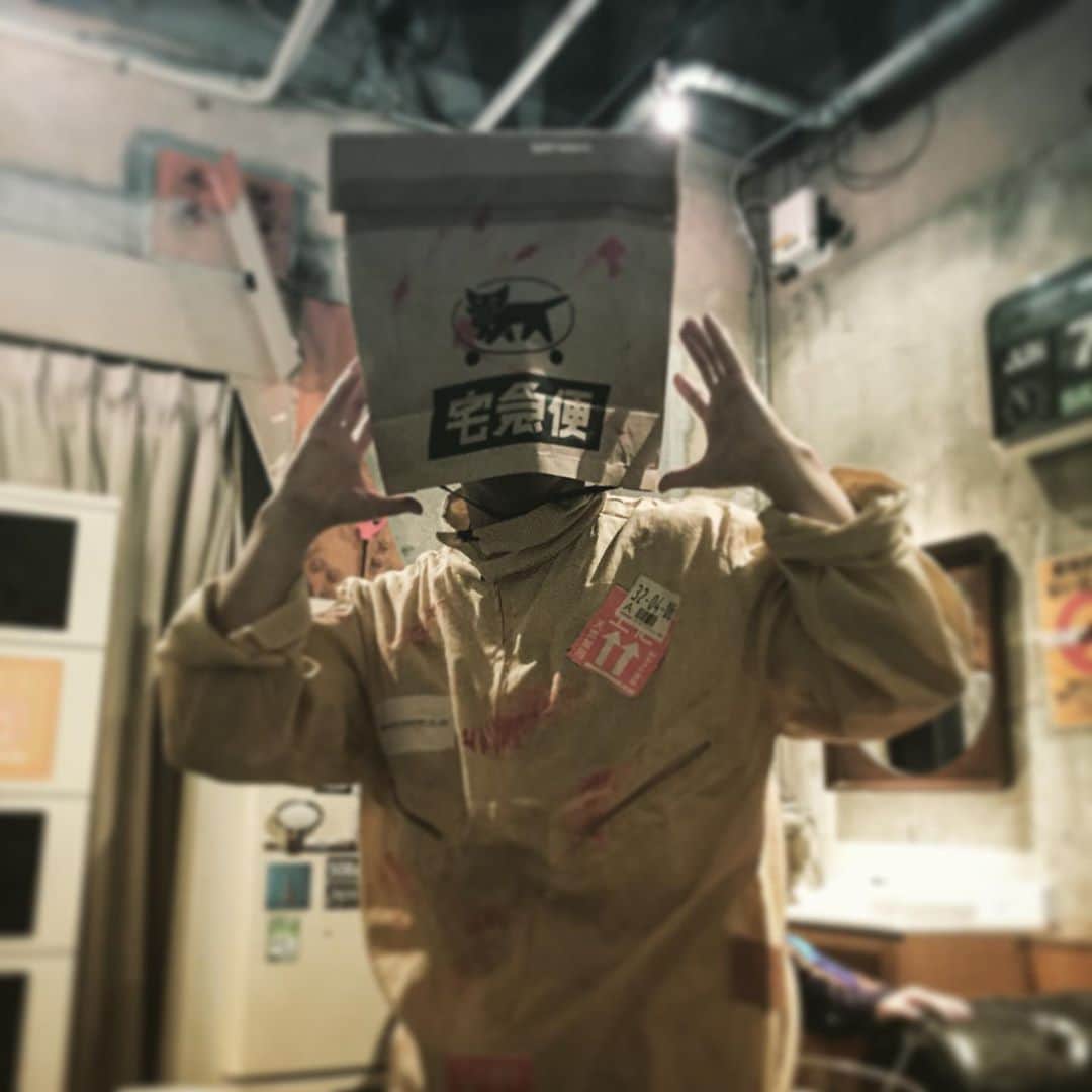 桜井誠のインスタグラム：「HAPPY HALLOWEEN🎃 もう何年も仮装なんてしてないですけど、過去1番の力作はヤマト運輸の荷物の仮装ですかねww SHIGEO君の悪ふざけから発展した仮装、ってか仮装でもなんでもねーし、こんな奴が荷物届けに来たらぶん殴るわww 今夜のドラ3で、視聴者さんも交えて、おうちでハロウィンやるんで、ぜひ見に来て下さーい🎃 #ハロウィン #ドラ3ちゃんねる　#背中の　#伝票　#ワルモノ #住所が　#テクノ」