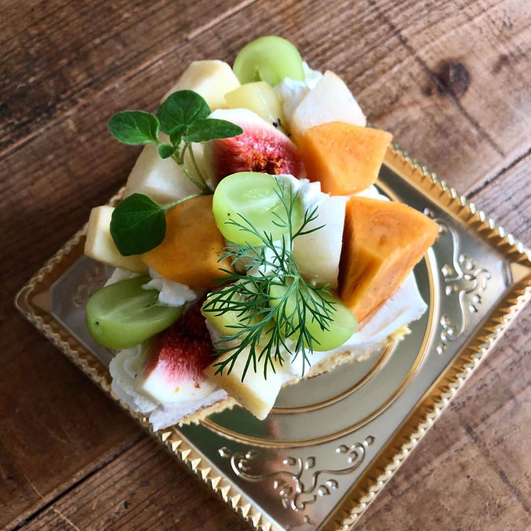 CHIPPRUSONのインスタグラム：「ケーキのご予約、残り3カットございます。仕上がりがギリギリになりましたが、14時からお渡ししております。  21cm  4分の1サイズ 3〜4人分  3000円」