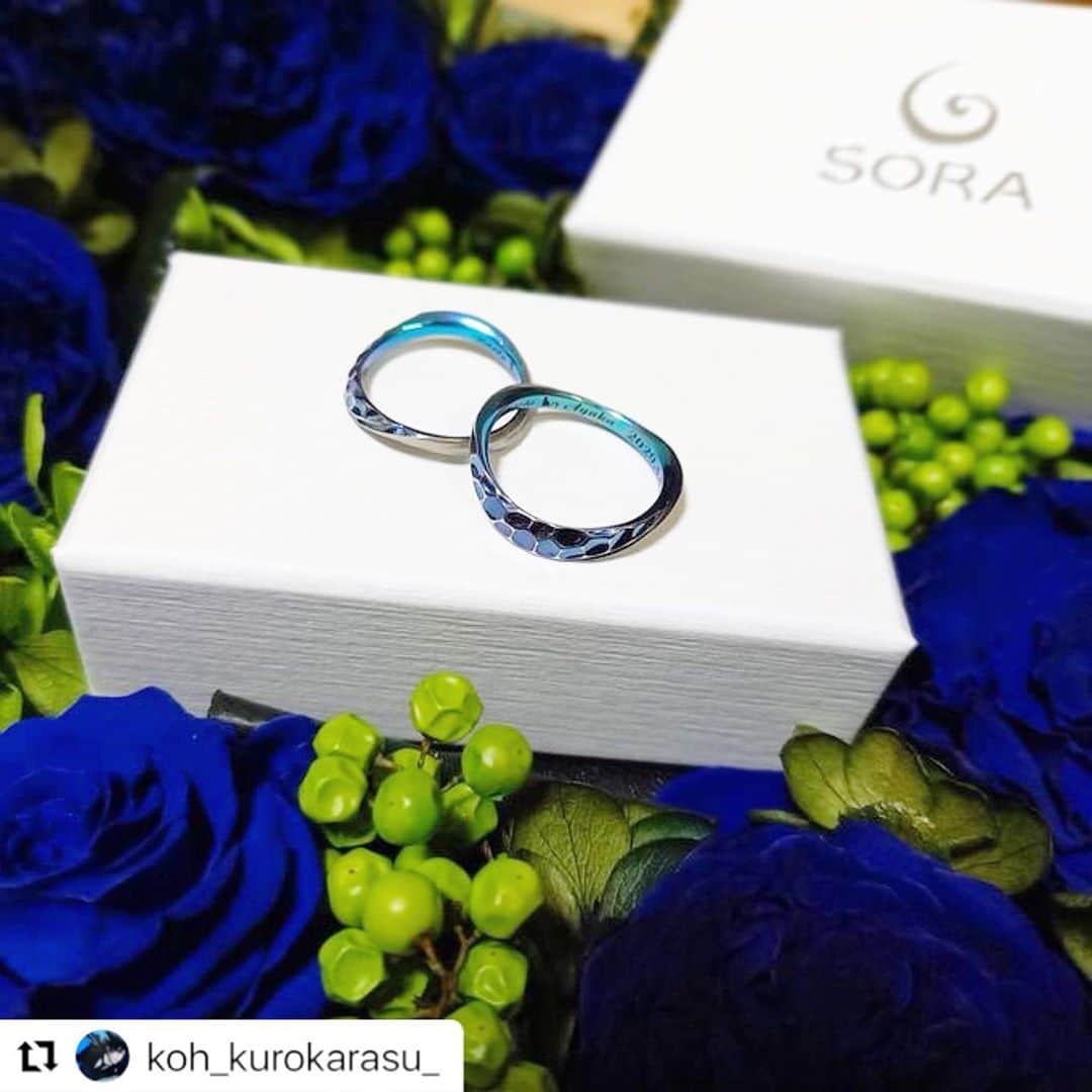 SORA ≪SORA表参道の公式アカウント≫のインスタグラム：「. ぜひ『 #結婚指輪sora 』のハッシュタグを入れて お写真を投稿してくださいね＊*  みなさんの素敵なご投稿は、 SORAの公式アカウントでご紹介いたします！  本日は @koh_kurokarasu_  さまのご投稿をご紹介します♪  ･:*+.･:*+.･:*+.･:*+.･:*+.･:*･:  結婚指輪が完成したので 受け取りに行ってきました！  静岡の白浜に行った時の海を イメージして作ってもらった🏖  ありがとうございます😭😭  ･:*+.･:*+.･:*+.･:*+.･:*+.･:*･:  素敵なご投稿をありがとうござました＊  #結婚指輪 #婚約指輪 #表参道 #オーダーメイド #オーダーメイドリング #オーダーメイドジュエリー #金属アレルギー #金属アレルギー対応  #レアメタル #鍛造 #結婚指輪探し  #マリッジリング #エンゲージリング #ブライダル #ウェディング #プレ花嫁 #bridal #wedding #jewelry #creative #design #japaneseart #madeinjapan #2020秋婚 #2020冬婚 #2020wedding #ジルコニウム #ジルコニウムカラー」