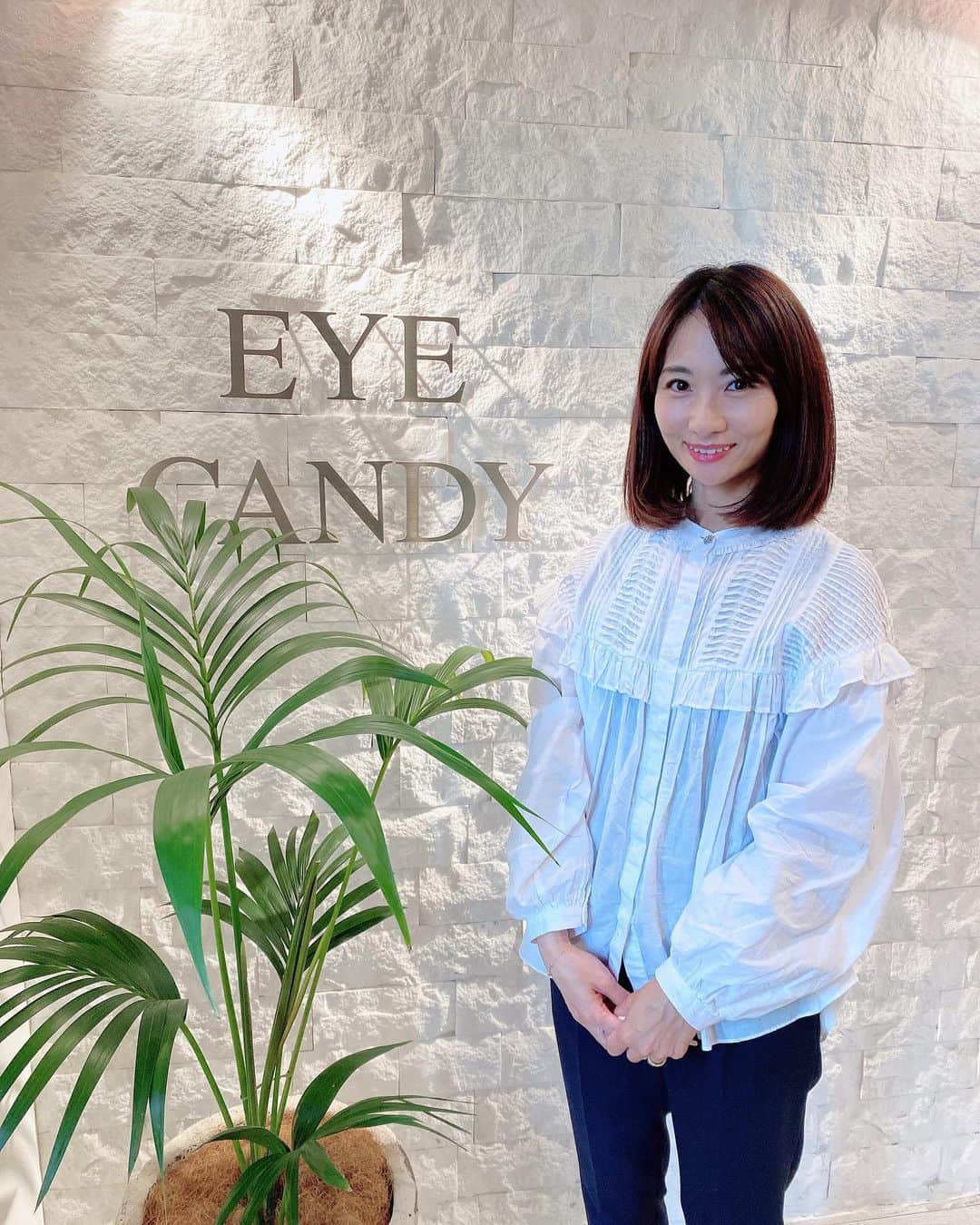 吉田早織のインスタグラム：「・﻿ @eyecandy_omotesando さんでハイフを受けてきました☺️﻿ ﻿ ﻿ 施術直後からフェイスラインが引き締まったのを実感✨﻿ 見た目だと分かりにくいかもしれませんが、自分で触ると明らかに顔が小さくなりました❣️﻿ ﻿ ﻿ 先日友達に痩せた？って聞かれて、﻿ その時は変わってないよー！って答えたけどそういえばハイフのおかげかも🙌﻿ ﻿ ﻿ ﻿ この効果を持続させるには定期的に通う必要がありますが、﻿ 初回が4,400円、2回目以降も9,900円（クイックコースなら6,600円！）で通えるので続けやすい👏﻿ ﻿ ﻿ 初回のクイックコースはトータル30分くらいだったので、子供を少し見ててもらって👨‍👧﻿ さくっと行けるのも嬉しいです✨﻿ ﻿ ﻿ ﻿ ﻿ ﻿ ﻿ ﻿ ﻿ ﻿ #eyecandyhifu﻿  #eyecandy﻿ #ウルトラVハイフ﻿ #ハイフ #HIFU #小顔 ﻿ #リフトアップ #フェイシャル #エステ #美容　#たるみ改善 #小顔効果 #たるみ﻿ #アンチエイジング﻿ @eyecandyhifu﻿」