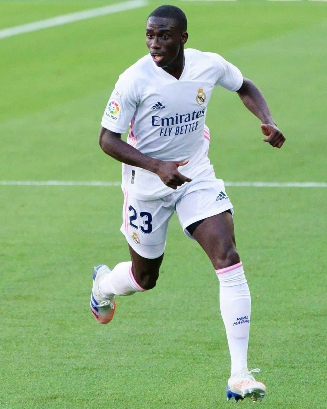 LFPさんのインスタグラム写真 - (LFPInstagram)「🇫🇷 The POWERFUL, @ferland_mendy! 💫  • 💫 ¡El PODEROSO #Mendy! 🇫🇷 • #RealMadrid #LaLiga #LaLigaSantander #Football #YouHaveToLiveIt #HayQueVivirla」10月31日 13時00分 - laliga