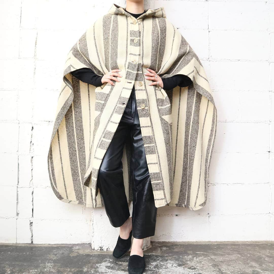 吉祥寺 古着屋 Orfeoのインスタグラム：「Mexican Stripe Cape  #orfeo #kichijoji #tokyo #vintage #used #fashion #coordinate #outfit  お問い合わせはインスタグラムのプロフィール掲載のメールアドレスにお願いいたします。コメント、DMでのお問い合わせは受け付けておりませんのでご了承ください。 ONLINE SHOPの商品も店頭にてご購入頂けます。気になる商品がございましたらスタッフにお声掛けください。  新型コロナウィルス感染拡大防止策を徹底した上で営業をしております。マスクの着用、入店時にアルコールでの消毒をお願いいたします。」