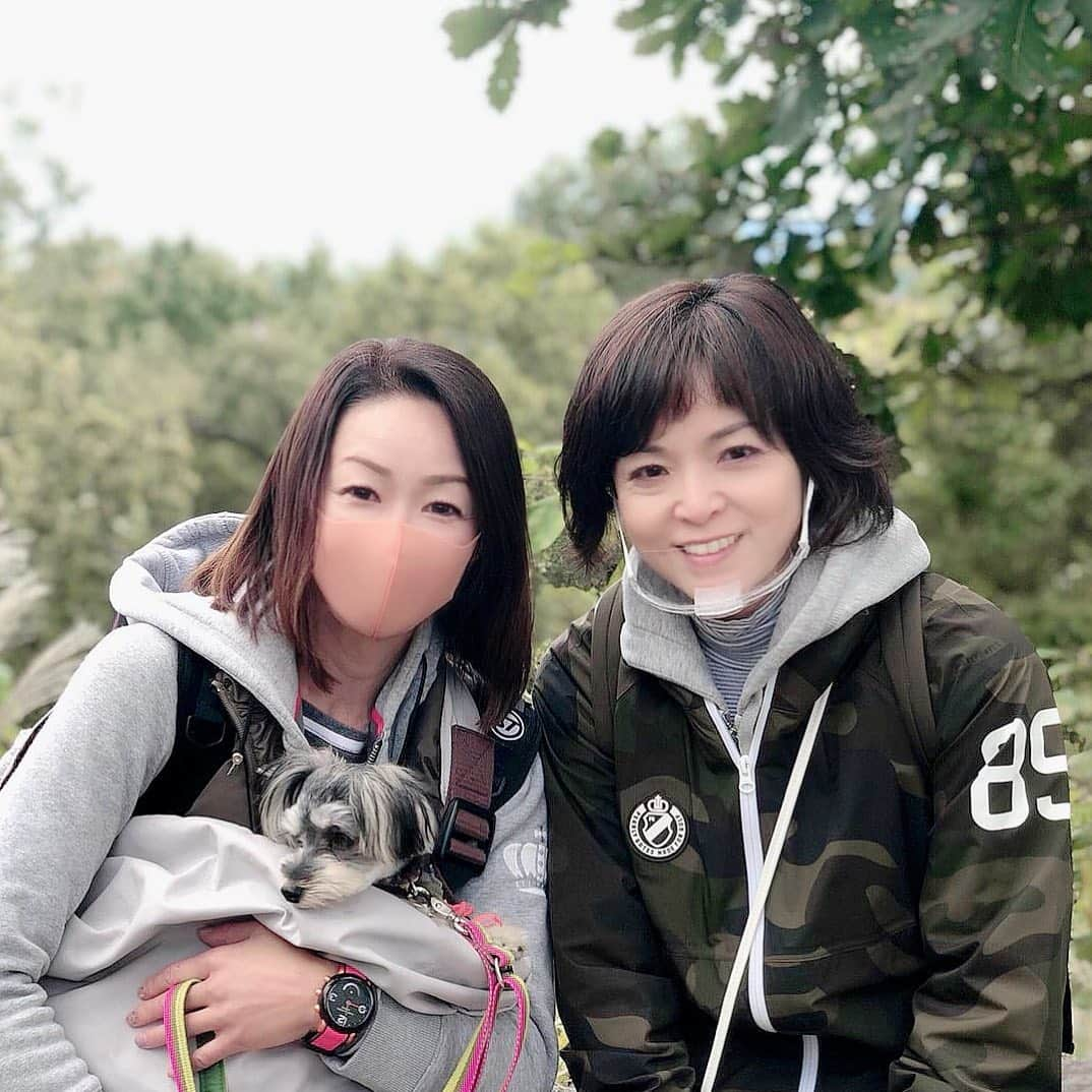 石原詢子さんのインスタグラム写真 - (石原詢子Instagram)「大石まどかちゃんと高尾山登山しました！ここは高尾山頂上広場。 まどちゃんの愛犬「ネネちゃん」と。 結構大変でしたが楽しかった！  #高尾山登山 #高尾山 #登山 #大石まどか ちゃん #上り #結構急勾配 #ケーブルカー #頂上広場 #頂上 #標高 #599 #楽しかった #石原詢子」10月31日 13時03分 - junko_ishihara.official