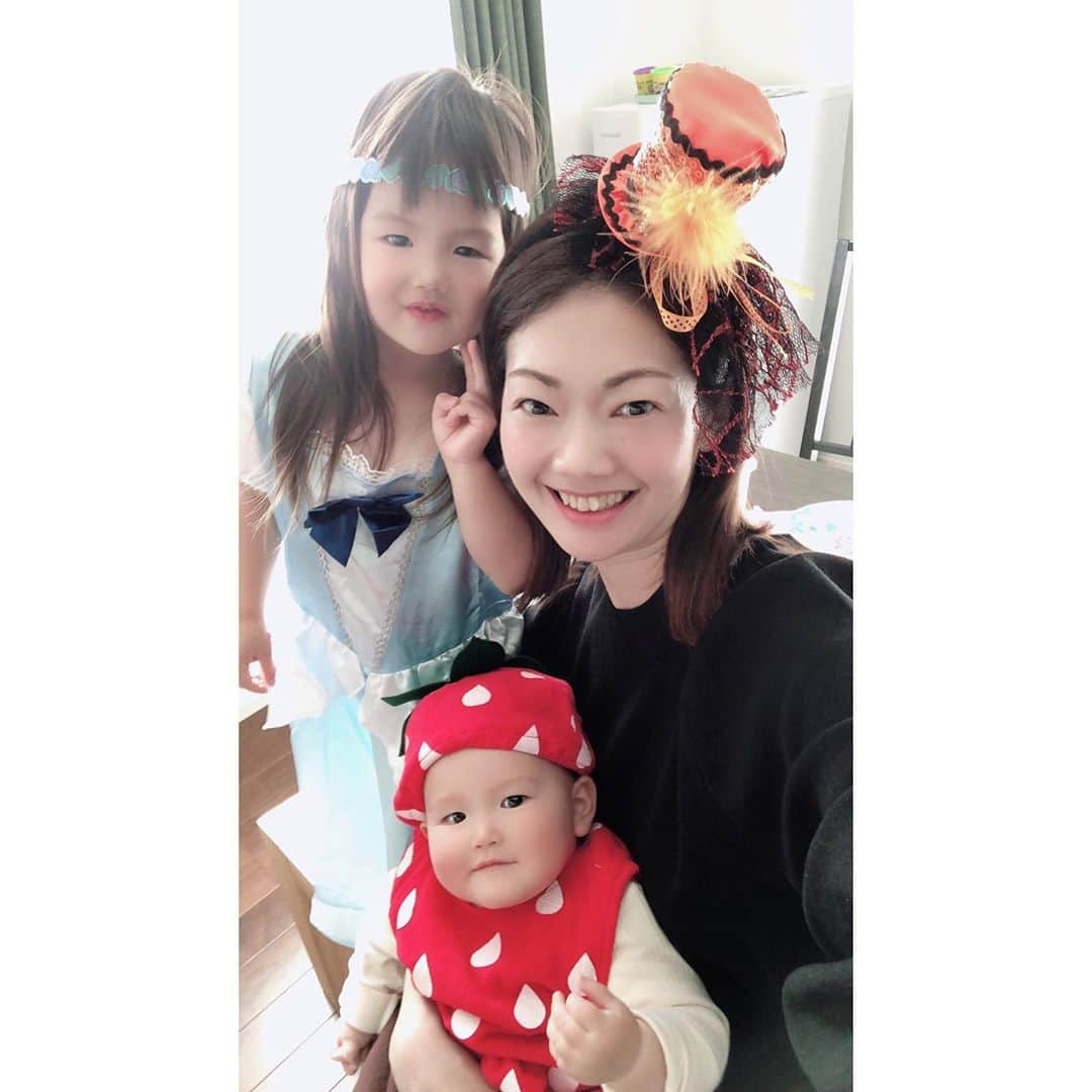 井上香織さんのインスタグラム写真 - (井上香織Instagram)「2020.10.31🎃 ・ 皆さん素敵なハロウィンしてますか？♡🎃👻 ・ 我が家はお昼にシチューを食べケーキを食べ女子会。 ・ 香乃はシンデレラ✨✨ 翔安は苺🍓 ・ #ハロウィン #朝から父ちゃんからお菓子 #買い出しからのパーティ #楽しいね #午後は公園かな」10月31日 13時03分 - kaorin888