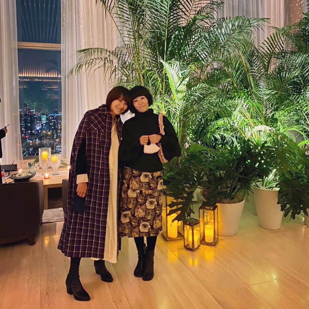 風間ゆみえのインスタグラム：「縁遠かった虎ノ門が近くなってるこの頃。  この日はエディションSPAのスペシャルトリートメントを体験しにかずちゃんと出かけました。  この日2人で仲良く(笑"一緒に、ドライサウナとスチームサウナがあるSPAスイートルームで、先ずはゆっくりて汗を流してシャワーを浴びてゴロン。もう、これだけでも至福なところ。  この日のトリートメントメニューは、 全身の筋肉へアプローチする"パワーディープリーマッサージ"で筋肉の緊張を解して、さらにオイルマッサージでリンパの流れを促してリラクゼーションへ。 そしてフェイシャル、パック、シャンプートリートメントしながらのベッドスパという贅沢な3時間のグレイシャス・エディションというメニュー。  私は翌日の朝、パーソナルトレーニングのときに、今日はずいぶん筋肉が和らいでますね。っていわれて、気づけば確かに身体も軽い！  かずちゃんも話してたけど、良い施術は翌朝が違うよね。  最高でした✨☺️ ありがとうございます！  @toranomonedition  @kazumihasegawa_harmonity  とても良いスパでした♡ ご紹介ありがとう‼︎  #yumie_k_style」