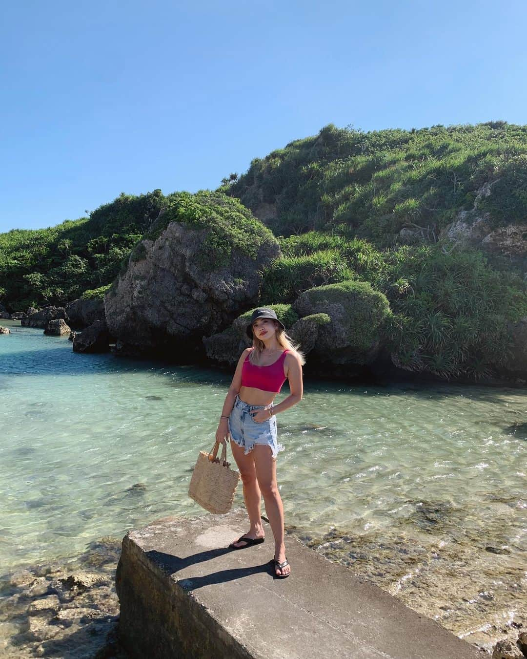 植野有砂さんのインスタグラム写真 - (植野有砂Instagram)「Visited the very spiritual Ogami island 🏝🙏🏻✨今回の宮古ではずっと行ってみたかった大神島に行きました🛥神様が住んでいて観光客が踏み入れてはならない土地や、島には色々なルールがあって少し怖がりながら行ったんだけど笑、とっても綺麗な島で背筋がシャンとした🙏🏻✨島の石や珊瑚は絶対に島の外に持ち出してはならない、など色々なルールがあるの！大神島に行く前は必ずしっかり調べてから行ってみてね😊昔からの土地を守るってすごいなぁ✨人間が地球に住まわせてもらっているという精神、やはり結局地球に感謝だ〜🌏❤️」10月31日 13時12分 - alisaueno