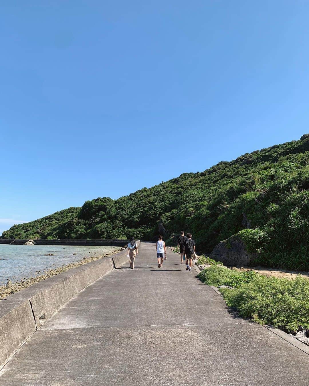 植野有砂さんのインスタグラム写真 - (植野有砂Instagram)「Visited the very spiritual Ogami island 🏝🙏🏻✨今回の宮古ではずっと行ってみたかった大神島に行きました🛥神様が住んでいて観光客が踏み入れてはならない土地や、島には色々なルールがあって少し怖がりながら行ったんだけど笑、とっても綺麗な島で背筋がシャンとした🙏🏻✨島の石や珊瑚は絶対に島の外に持ち出してはならない、など色々なルールがあるの！大神島に行く前は必ずしっかり調べてから行ってみてね😊昔からの土地を守るってすごいなぁ✨人間が地球に住まわせてもらっているという精神、やはり結局地球に感謝だ〜🌏❤️」10月31日 13時12分 - alisaueno