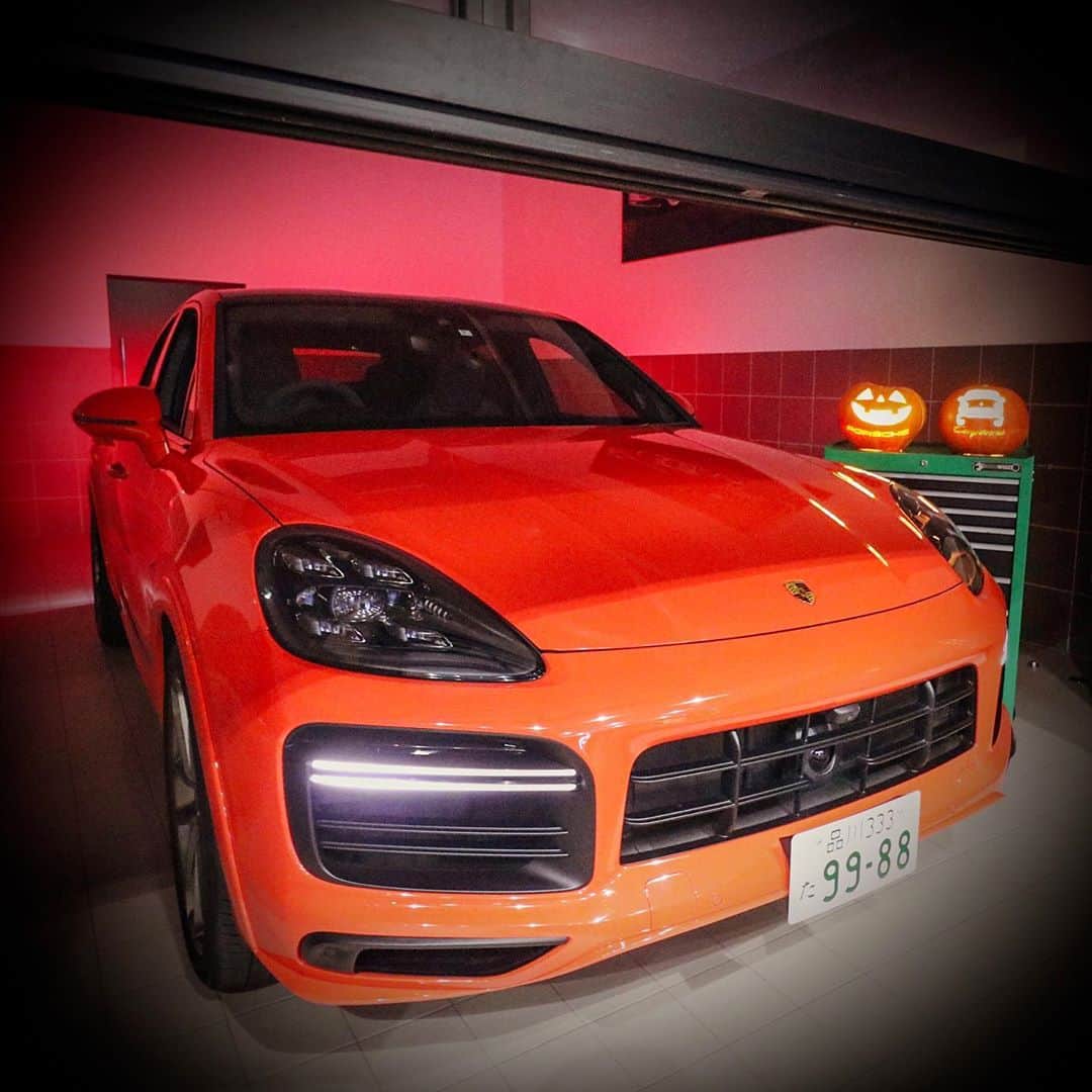 Porsche Japanさんのインスタグラム写真 - (Porsche JapanInstagram)「HAPPY HALLOWEEN. 今年は #おうちでハロウィン。 素敵な1日をお過ごしください。  #ポルシェ #Porsche #カイエン #Cayenne #ガレージ #ジャックオランタン #jackolantern #ハロウィン #HALLOWEEN」10月31日 13時12分 - porsche_japan