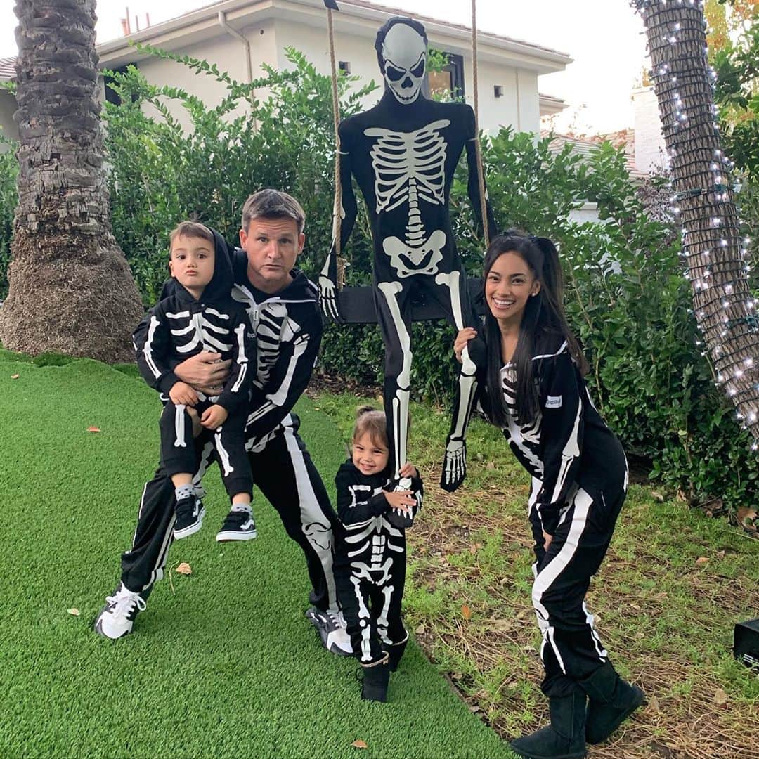 ロブ・ディアデックのインスタグラム：「We take Halloween serious... our tradition on Halloween eve is to lock in on matching outfits and hit the streets in our ghoul mobile. Kids are all about it till dad zips up the skull face. 💀😿Happy Halloween to everyone... enjoy the weekend. 💀💀💀💀👻👻👻🎃🎃🎃🎃🎃」