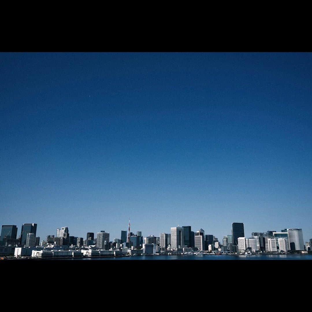 木村拓哉さんのインスタグラム写真 - (木村拓哉Instagram)「﻿ ﻿ 「おはよう‼︎﻿ 嘘みたいに雲のない空。﻿ ﻿ マスクは必要だけど、目だけでもこの空気感を味わえると気分が良いですね！﻿ さぁ、今日も前に‼︎」﻿ ﻿ STAY SAFE‼︎﻿ ﻿ 拓哉﻿ #木村拓哉#TakuyaKimura」10月31日 13時21分 - takuya.kimura_tak