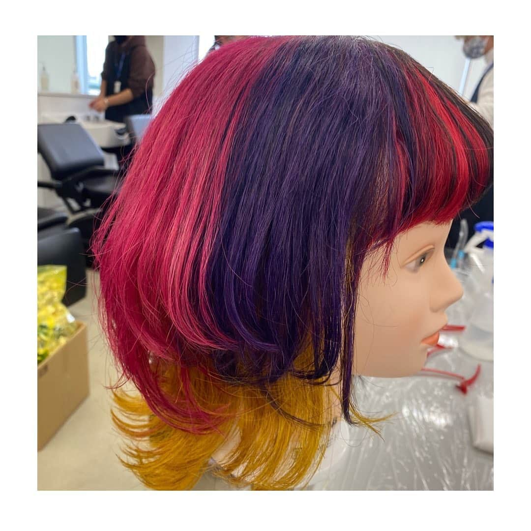 我妻さおりさんのインスタグラム写真 - (我妻さおりInstagram)「#rainbowcolor #purple #red #pink #yellow #ウルフカット」10月31日 13時21分 - __saochan__