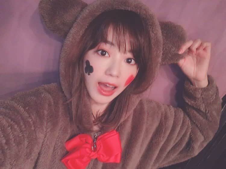 堀有里のインスタグラム：「#ハッピーハロウィン  こちらも #コスプレ ではなく、 #舞台アリスト のビジュアル衣装です❤️ #くましゃん　#🧸 役柄はまた別ですよ！ お楽しみにね😎ふふふ  #もふもふ #もこもこ #リボン　#フェイスペイント　#ハロウィンコスプレ #ハロウィン🎃 #くまパジャマ #耳付きパーカー」