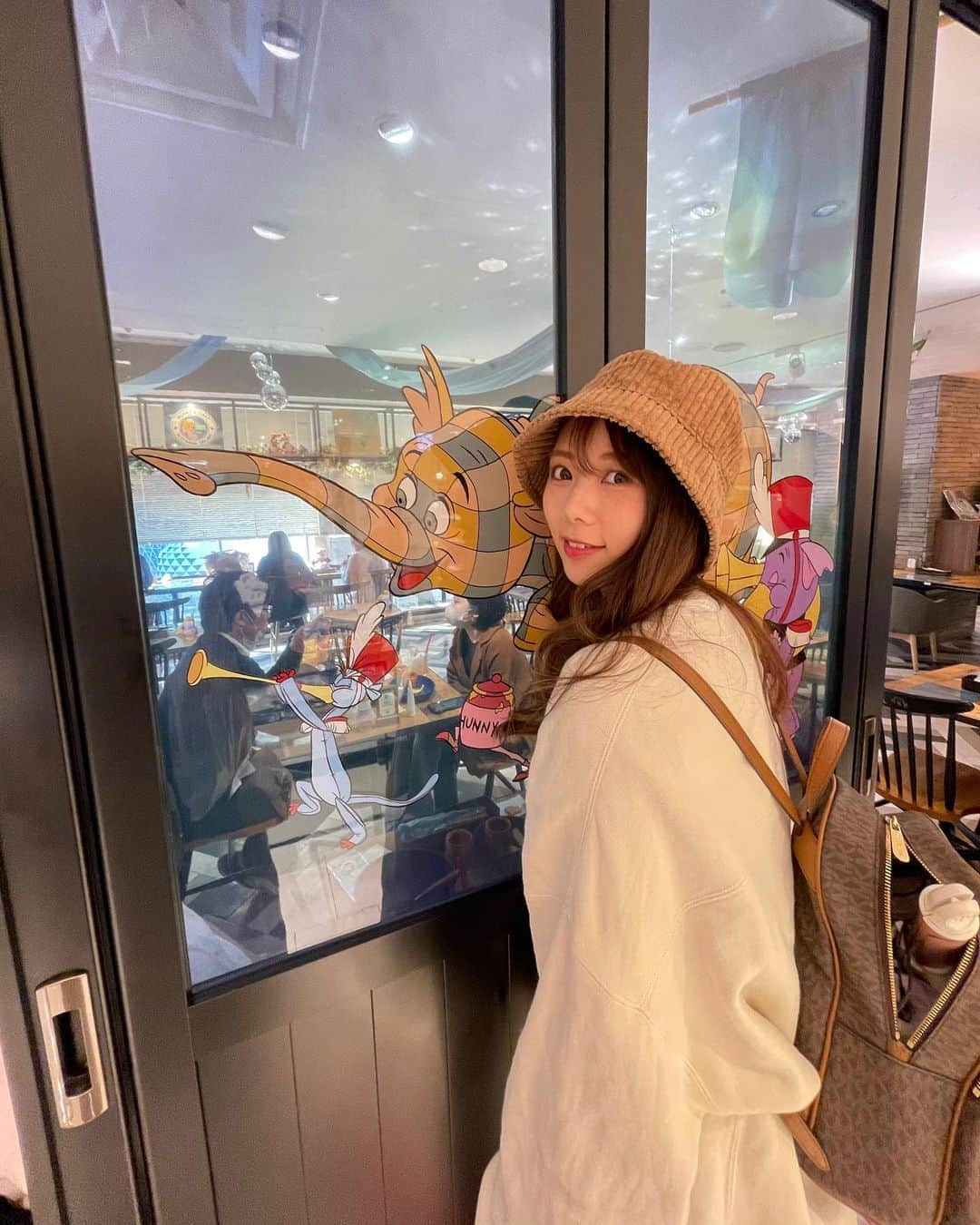 西村季里子さんのインスタグラム写真 - (西村季里子Instagram)「・  念願の「はちみつカフェ」🍯  プーさんの不思議の夢を コンセプトにしたんだって🥺🌙 何そのコンセプト🥺かわいい🥺  店内のあちこちに プーさんがたくさんいて 癒しでしかなかった🧸💛💛  事前に予約していくと、 最後の写真のランチョンマットが もらえたよ🐘⭐️  #ohmycafe#winniethepooh#pooh #hunnyscafe#strangedreams  #はちみつカフェ#プーさんの不思議な夢  #新宿#小田急#カフェ#ディズニー #カバンからコテ#気になるよね #このあとランチョンマット手持ちで帰った #そういうとこ#follow#followｍe」10月31日 13時26分 - kiriko_nishimura