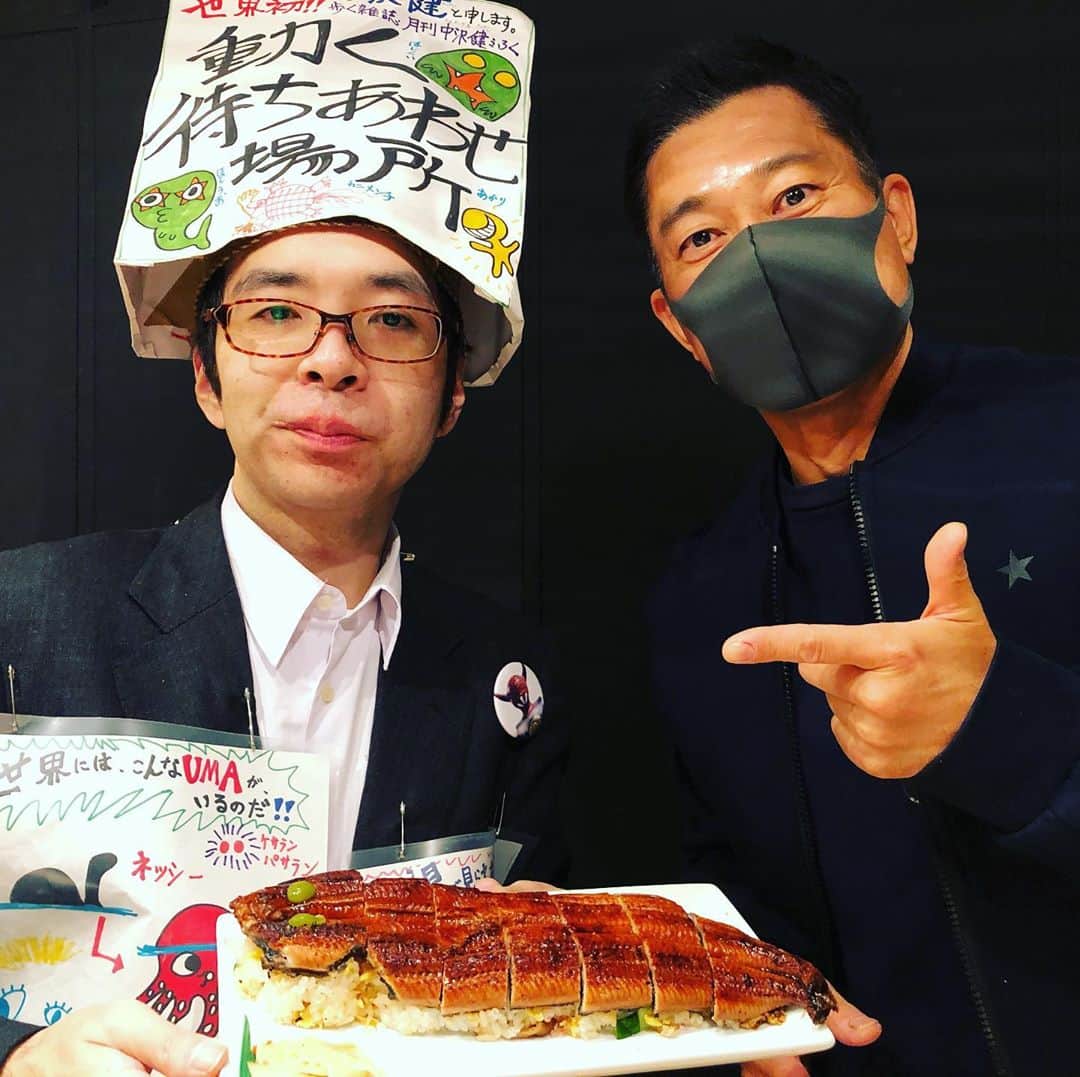 逸見太郎のインスタグラム：「中沢健さん昨日で39歳バースデー  #UMA研究家#中沢の部屋放送後#オカルト体操#盛由子さん差し入れ#誕生日プレゼント#手作りつちのこアナゴ寿司  中沢さんにとって素敵な一年になりますように✨」