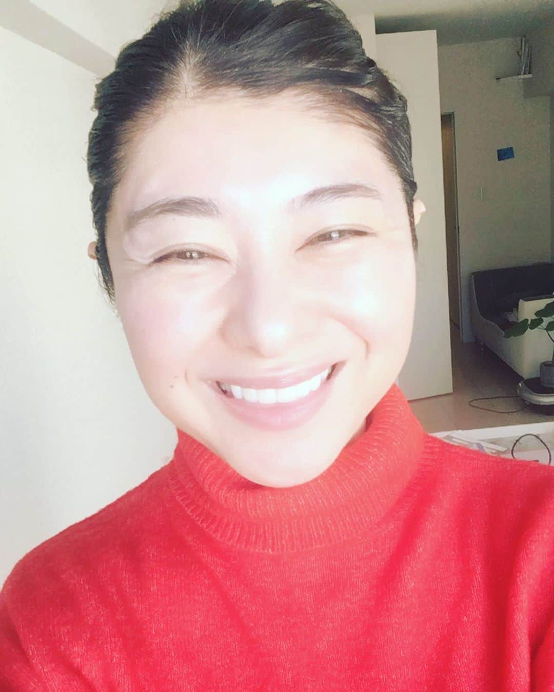 間々田佳子さんのインスタグラム写真 - (間々田佳子Instagram)「私、実は笑うと目が小さくなってしまうんです  顔のトレーニング的には🆖ですが 自分を癒してくれる 笑顔なんですって✨💓  落ち込んでいたり  疲れている時こそ  このスマイルおススメです❣️  #間々田佳子 #コアフェイストレーニング  #顔の筋トレ」10月31日 13時29分 - yoshiko.mamada