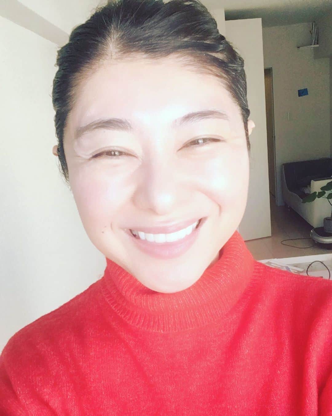 間々田佳子のインスタグラム：「私、実は笑うと目が小さくなってしまうんです  顔のトレーニング的には🆖ですが 自分を癒してくれる 笑顔なんですって✨💓  落ち込んでいたり  疲れている時こそ  このスマイルおススメです❣️  #間々田佳子 #コアフェイストレーニング  #顔の筋トレ」
