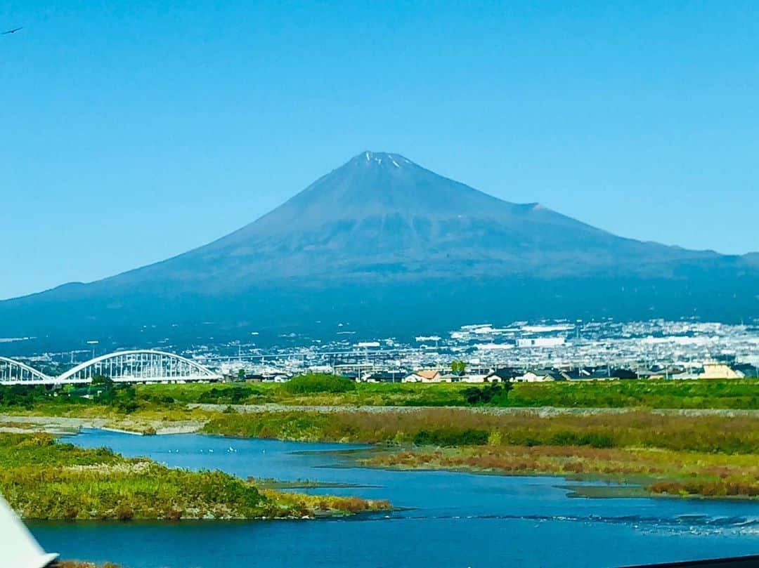 マイケル富岡のインスタグラム：「halloween fuji♪新幹線の車窓から日本の美 富士山♡いざ名古屋へ #のぞみ #車窓 #登山部 #世界遺産 #日本の美 #富士山 #iPhone #カメラ #美しい #マイケル富岡 #タレント #俳優 #love #nature #lovely #view #mtfuji #worldheritage #beautiful #mountain #shinkansen #actor #actorslife #shooting #フジヤマラブ」