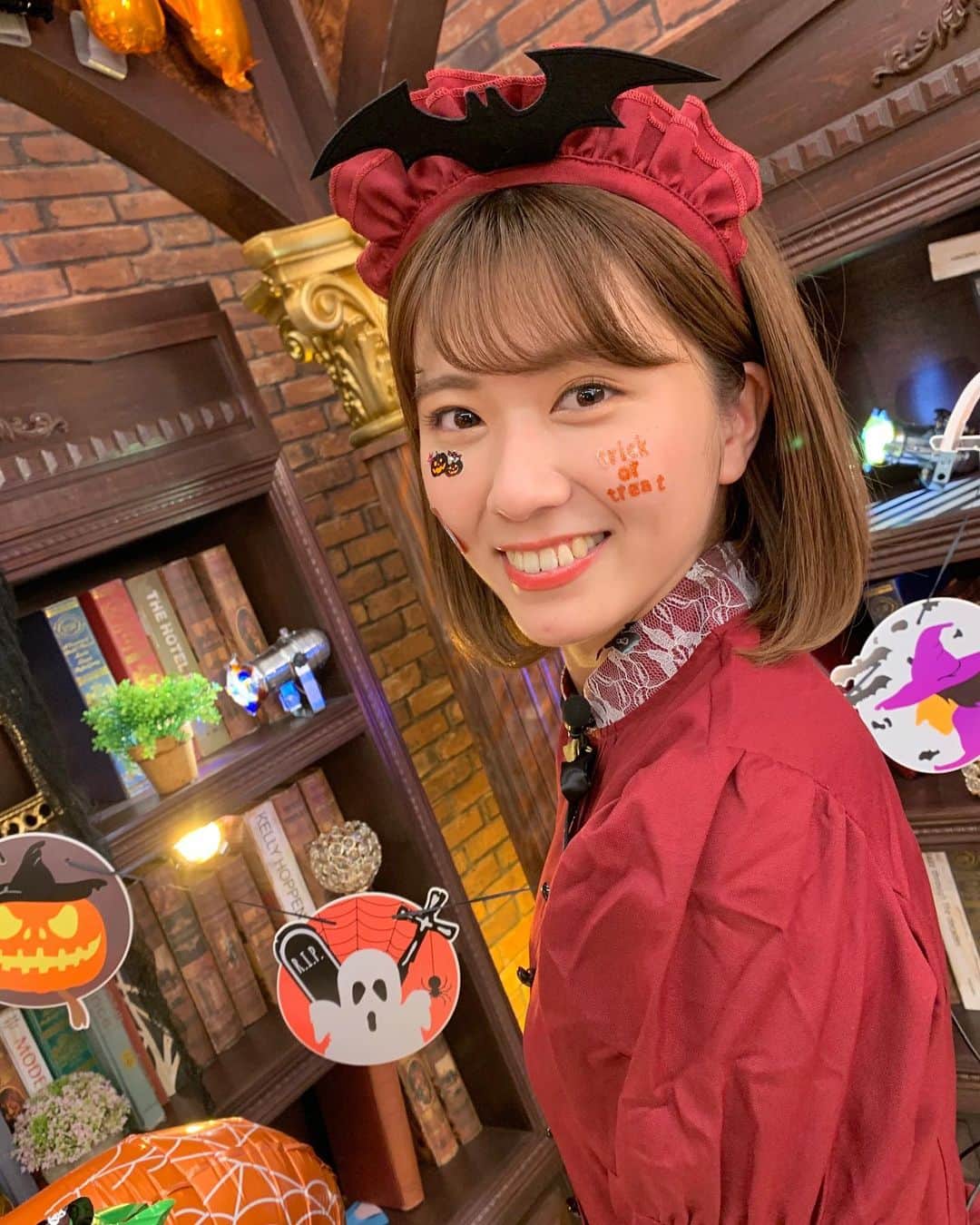 清水麻璃亜のインスタグラム：「* ハッピーハロウィン🎃 小田が着るのが夢だった洋館メイド仮装を、色違いで着ました💚❤️」