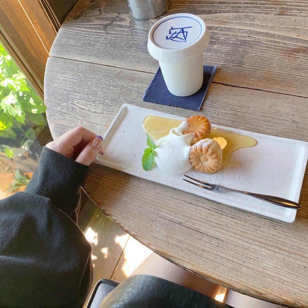 AKARIのインスタグラム：「#蔵茶房なつめ  焼き菓子（ハニーソース🍯） みかんジュース🍊  みかんジュースにも蜂蜜入ってて濃厚だった〜〜  テラス席もあって、のんびり浜名湖眺められるよ🦥 ♪」