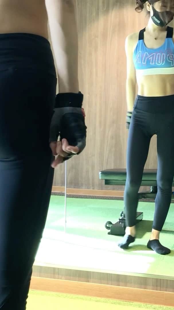 しろまっするのインスタグラム：「Another day, another lower body session 🔥  ブルガリアンスクワット🍑🔥  お尻強化には必要だよね٩(๑'ω'๑)و 最近サボってるからそろそろやらないとな、、、(｣°∀°)｣💦    途中から背中の汗が吹き出してきたʬʬʬ #instafit #fitnesslifestyles #fitnessmotivation #fitnessforhealth #fitnessforlifestyle #healthwellness #healthylifestyle #fitgirls #workoutfit #workoutmotivation #workoutvideo #workoutgirl #positivemindset #fitnessvideo #trainingwear #fitnesswears #workouteveryday #glutesworkout #パーソナルトレーニング #お尻トレーニング #ブルガリアンスクワット #美尻トレーニング #ジム女子 #トレーニー女子 #腹筋女子 #美ボディメイク #食べて動く #フィットネス女子 #筋トレアカウント #筋トレ女子  @puma  @pumajapan  @pumawomen  @pumasportstyle  @premorl_japan  @bsb2020_personalgym  @monkey_shohei  @schieksportsinc  @fitnista_club」