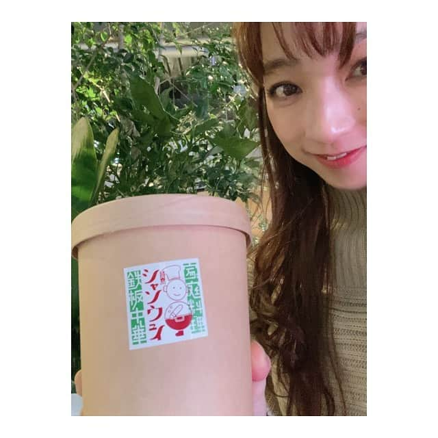 谷口あかりさんのインスタグラム写真 - (谷口あかりInstagram)「﻿ 誘惑だらけの﻿ 渋谷の﻿ 宮下パーク♥﻿ ﻿ ﻿ ほんとにどこ行くか迷っちゃうけど﻿ 三階にある﻿ ﻿ 【青山シャンウェイ渋谷】﻿ @xiangwei_shibuya﻿ ﻿ 毛沢東唐揚げを﻿ テイクアウト！﻿ 鶏肉好きなんだあ♥﻿ ﻿ 屋上の公園で﻿ 渋谷の街眺めながら﻿ 食べるのもいいなぁと思ったけど﻿ この日はおうちで♥﻿ ﻿ ﻿ ジューシーで﻿ 美味しかったー✨﻿ ﻿ ﻿ デリバリーもできるそうですよ✨﻿ 飲むマンゴープリン﻿ 飲む杏仁豆腐も﻿ 最高でした♥﻿ ﻿ ﻿ ﻿ ﻿ ﻿ #毛沢東唐揚げ #渋谷中華 #シャンウエイ #毛沢東スペアリブ #テイクアウト #デリバリー #渋谷 #鉄板中華 #pr #トリドリベース﻿ #tokyo #japan  #Smile #モデル #model  #ポートレートモデル  #instaportrait  #instagram #instapic #インフルエンサー  #インスタグラマー #instgood  #influencer #サロンモデル  #instagrammer #女優 #劇団四季」10月31日 13時42分 - akari.taniguchi