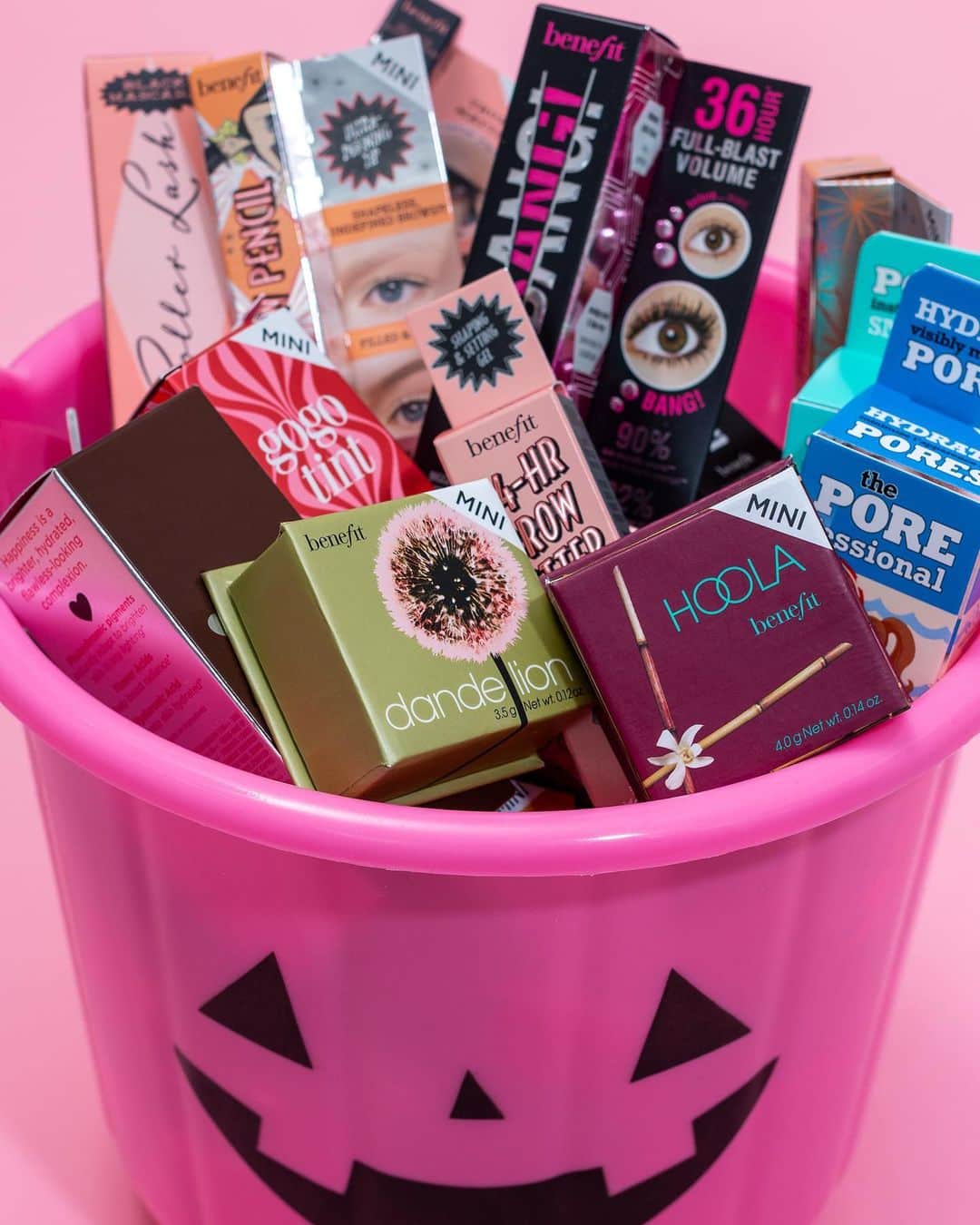 Benefit Cosmeticsさんのインスタグラム写真 - (Benefit CosmeticsInstagram)「LEAVE YOUR GUESSES BELOW! 👇🏽🍬 How many #benefit treats are in our basket?!」10月31日 13時45分 - benefitcosmetics