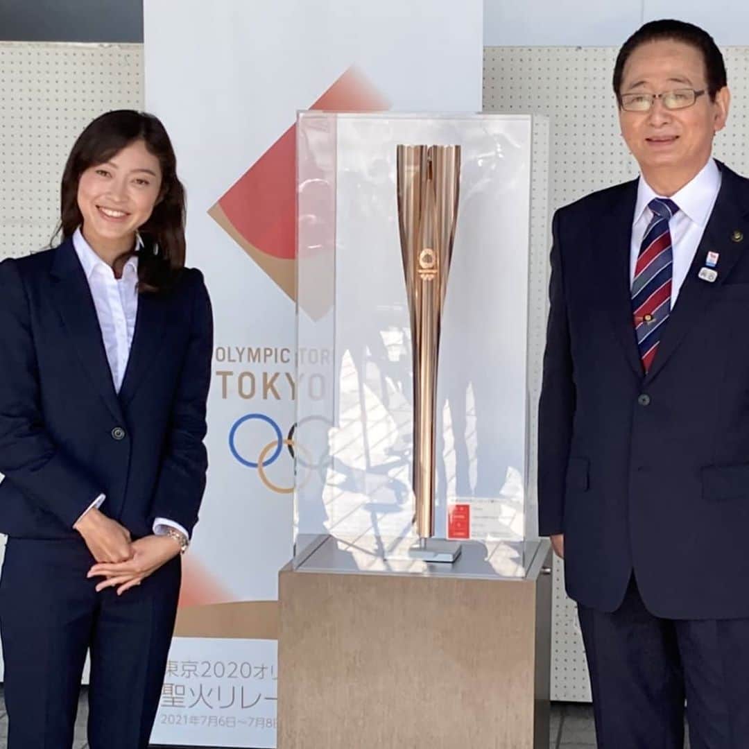 岡田久美子のインスタグラム：「上尾市に東京オリンピック聖火リレーのトーチがやってきました！👏🌸 上から覗くと桜の形をしていました🤩 ※撮影のときだけマスクを外しています。 貴重な体験をありがとうございました✨」