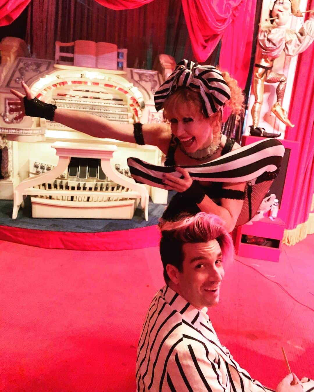 ボニー・モーガンのインスタグラム：「Post show shenanigans!! An epic reunion of sideshow proportions @bobbakermarionettes with my favorite stage mate @loudermilk! Smashing show tonight sir! Thank you for having me #bendybonnie #halloweenisnotcancelled #adventuresofbendybonnie #brettloudermilk #shenanigans #halloweenspectacular #agt #bobbakermarionettetheater #swordswallower #contortionist #sociallydistancedfun #halloweenneverdies」