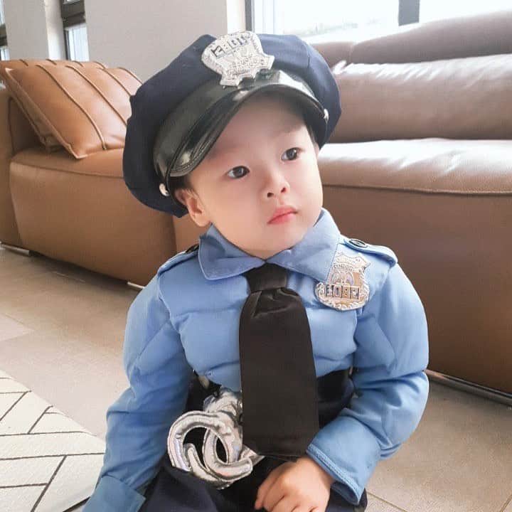 シン・ソンウのインスタグラム：「아들 태오가 벌써 이만큼  컷네요!^^ 유치원 할로윈 행사 때문에 ..^^ 경찰을  유난히 좋아하네요!^^ #신성우 #shinsungwoo #신태오 #할로윈」
