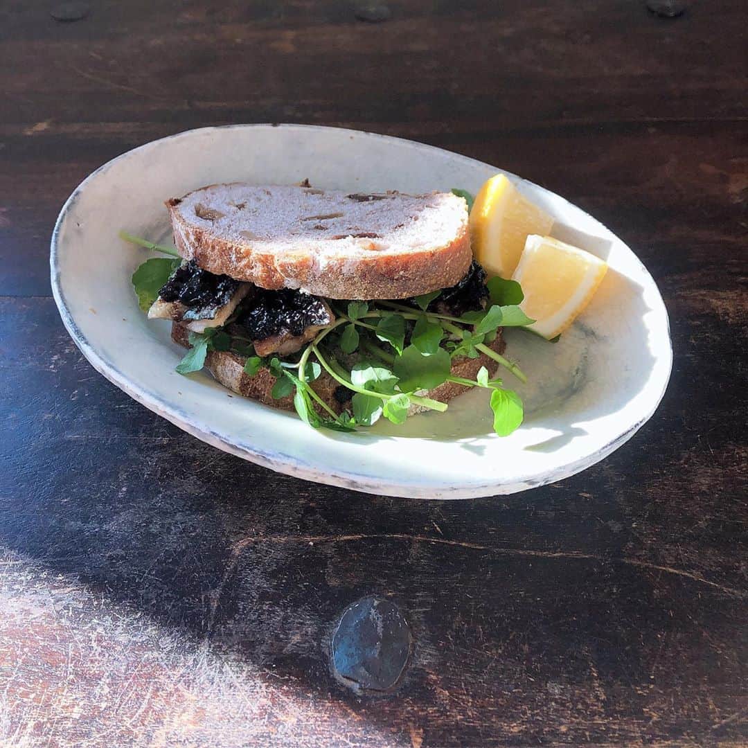 池田泉さんのインスタグラム写真 - (池田泉Instagram)「旬な秋刀魚 3枚下ろししてソテーして。 バルサミコ酢の酸味とブルーベリージャムの甘味、クレソンの辛味、 これは全てのバランスが◯レモンをぎゅっと絞って。クネクネのカンパーニュともよく合いました◯ 忘れないようにこう記しておくの大事だな、メモ、メモ。  #sandwich #123skitchen #lunch」10月31日 14時02分 - xxizumi123xx
