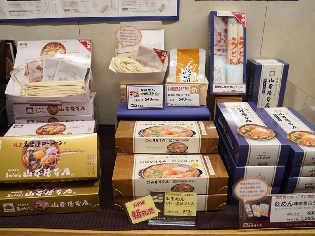 わっきーさんのインスタグラム写真 - (わっきーInstagram)「名古屋の味噌煮込みうどん「山本屋本店」へ。 JR名古屋駅店限定の「大名味噌煮込みうどん」。 えびの天ぷらと名古屋コーチンが入った、贅沢メニュー。 青唐辛子のだし巻き卵と一緒に。  名古屋駅着いて速攻で食べたい時は、駅構内にある「うまいもん通り」の山本屋本店へ。  YouTubeで公開中。  #山本屋本店  #山本屋本店味噌煮込みうどん  #山本屋本店jr名古屋駅店  #うまいもん通り  #味噌煮込みうどん  #うどん #味噌煮込み #名古屋 #名古屋グルメ  #名古屋めし  #youtube #youtuber #ユーチューブ #わっきーtv #わっきー #食レポ #飯テロ #飯テロ動画」10月31日 14時02分 - makoto_ishiwaki