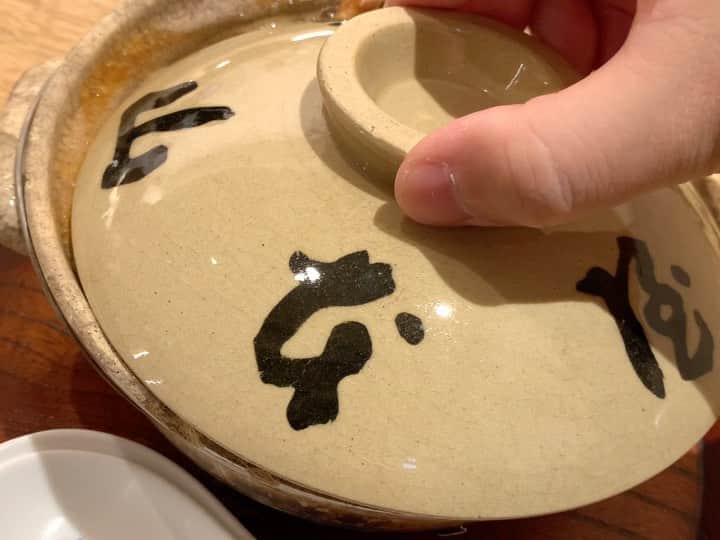 わっきーのインスタグラム：「名古屋の味噌煮込みうどん「山本屋本店」へ。 JR名古屋駅店限定の「大名味噌煮込みうどん」。 えびの天ぷらと名古屋コーチンが入った、贅沢メニュー。 青唐辛子のだし巻き卵と一緒に。  名古屋駅着いて速攻で食べたい時は、駅構内にある「うまいもん通り」の山本屋本店へ。  YouTubeで公開中。  #山本屋本店  #山本屋本店味噌煮込みうどん  #山本屋本店jr名古屋駅店  #うまいもん通り  #味噌煮込みうどん  #うどん #味噌煮込み #名古屋 #名古屋グルメ  #名古屋めし  #youtube #youtuber #ユーチューブ #わっきーtv #わっきー #食レポ #飯テロ #飯テロ動画」