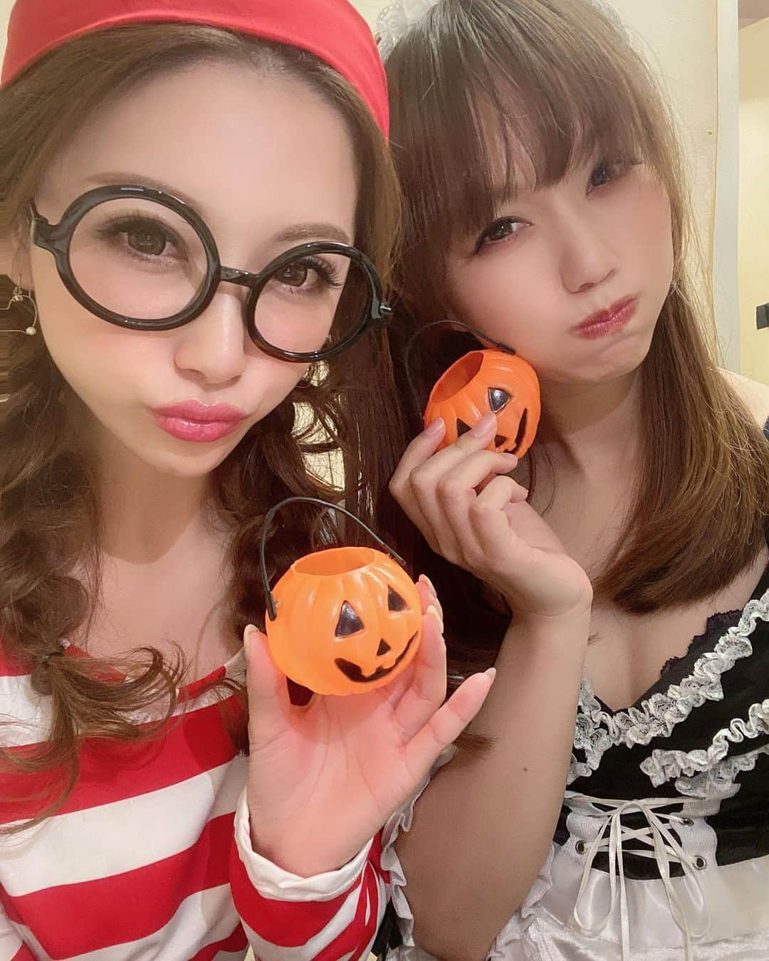 美沙さんのインスタグラム写真 - (美沙Instagram)「2020.10.30 はっぴーハロウィン🎃👻 . 今年はウォーリー❤️🤍🖤 . 10月ありがとうございました！ 少し悔しい月になったかな💦 . 本日私お休みです！ 4日からまたよろしくお願いします☺️✨ . #REX #中洲 #キャバクラ #篠原美沙 #ハロウィン #コスプレ #🎃 #ウォーリー」10月31日 14時03分 - misa0623r