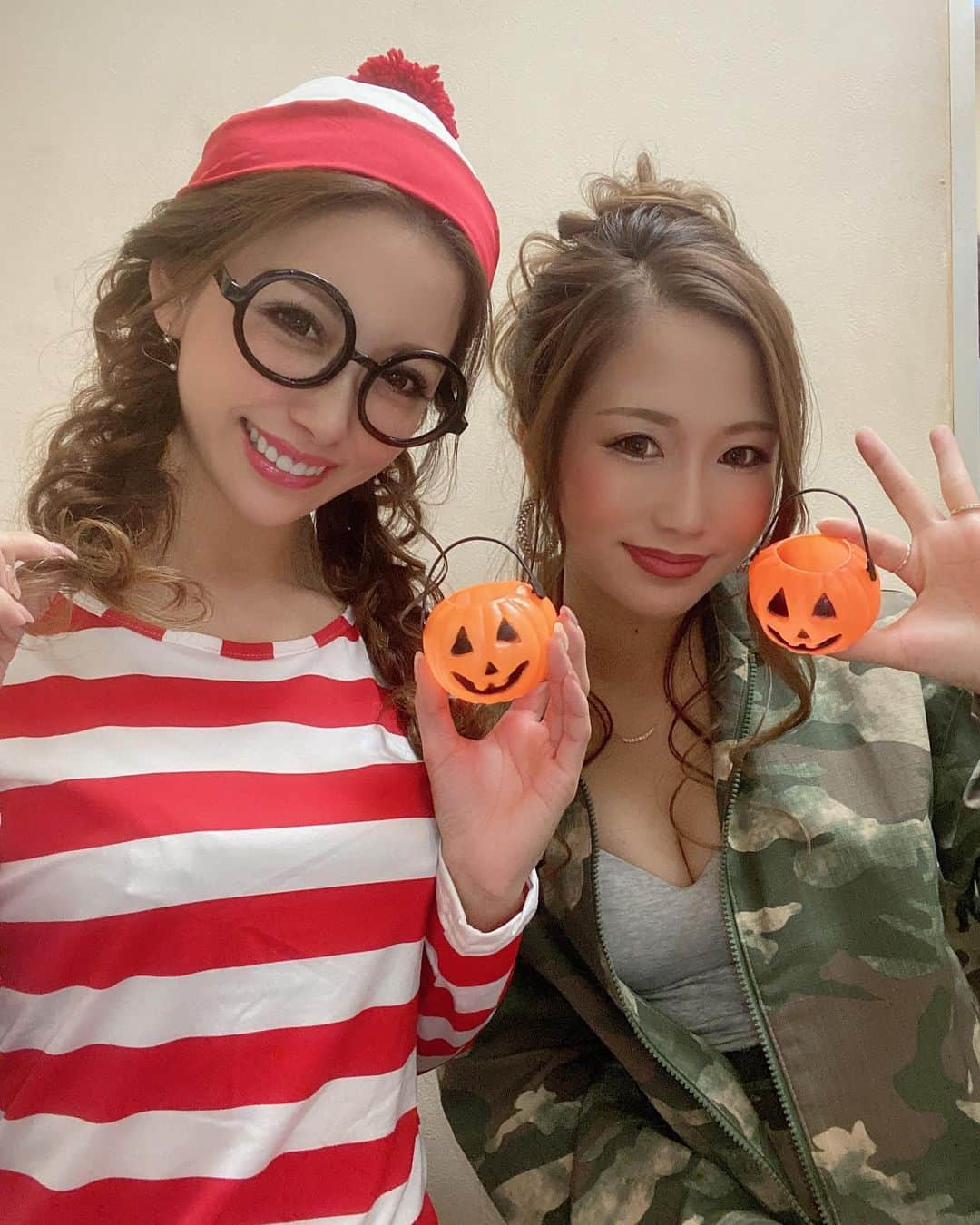 美沙さんのインスタグラム写真 - (美沙Instagram)「2020.10.30 はっぴーハロウィン🎃👻 . 今年はウォーリー❤️🤍🖤 . 10月ありがとうございました！ 少し悔しい月になったかな💦 . 本日私お休みです！ 4日からまたよろしくお願いします☺️✨ . #REX #中洲 #キャバクラ #篠原美沙 #ハロウィン #コスプレ #🎃 #ウォーリー」10月31日 14時03分 - misa0623r