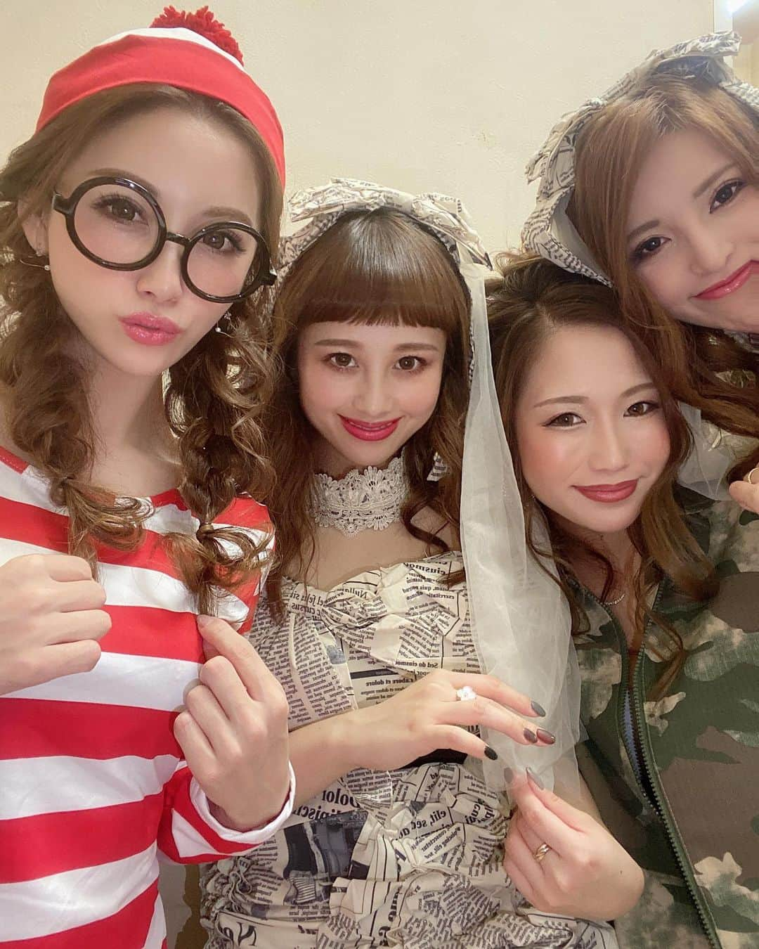 美沙さんのインスタグラム写真 - (美沙Instagram)「2020.10.30 はっぴーハロウィン🎃👻 . 今年はウォーリー❤️🤍🖤 . 10月ありがとうございました！ 少し悔しい月になったかな💦 . 本日私お休みです！ 4日からまたよろしくお願いします☺️✨ . #REX #中洲 #キャバクラ #篠原美沙 #ハロウィン #コスプレ #🎃 #ウォーリー」10月31日 14時03分 - misa0623r