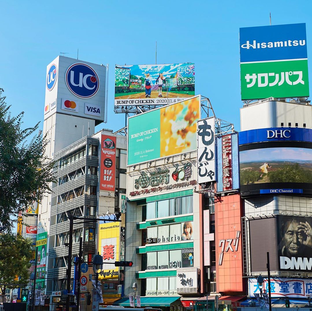 BUMP OF CHICKENさんのインスタグラム写真 - (BUMP OF CHICKENInstagram)「渋谷のスクランブル交差点に看板広告が掲出されました！近くにお越しの際は是非チェックしてみてください！いよいよ来週11/4に「アカシア/Gravity」リリースです！ #アカシア #Gravity」10月31日 14時10分 - bumpofchickenofficial