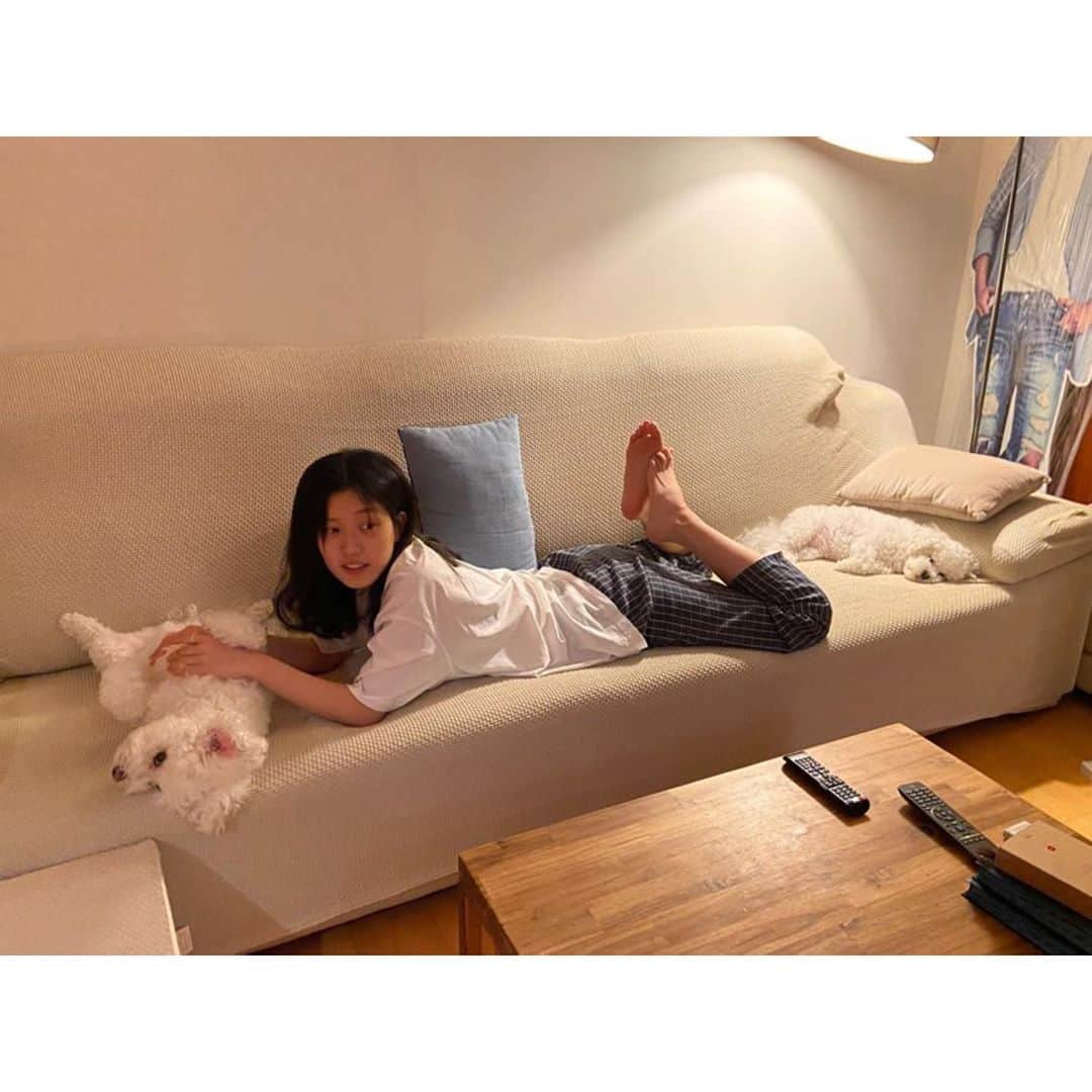 チン・テヒョンさんのインスタグラム写真 - (チン・テヒョンInstagram)「내자식들 개아들 사람딸 개딸 근데 엄마 아빠는 어디에 앉아요?  우리 딸 마무리 공부 화이팅 입시 화이팅!! 두달 화이팅!!  #엄마 #아빠 #딸 #개아들 #개딸 #가족스타그램」10月31日 14時16分 - taihyun_zin