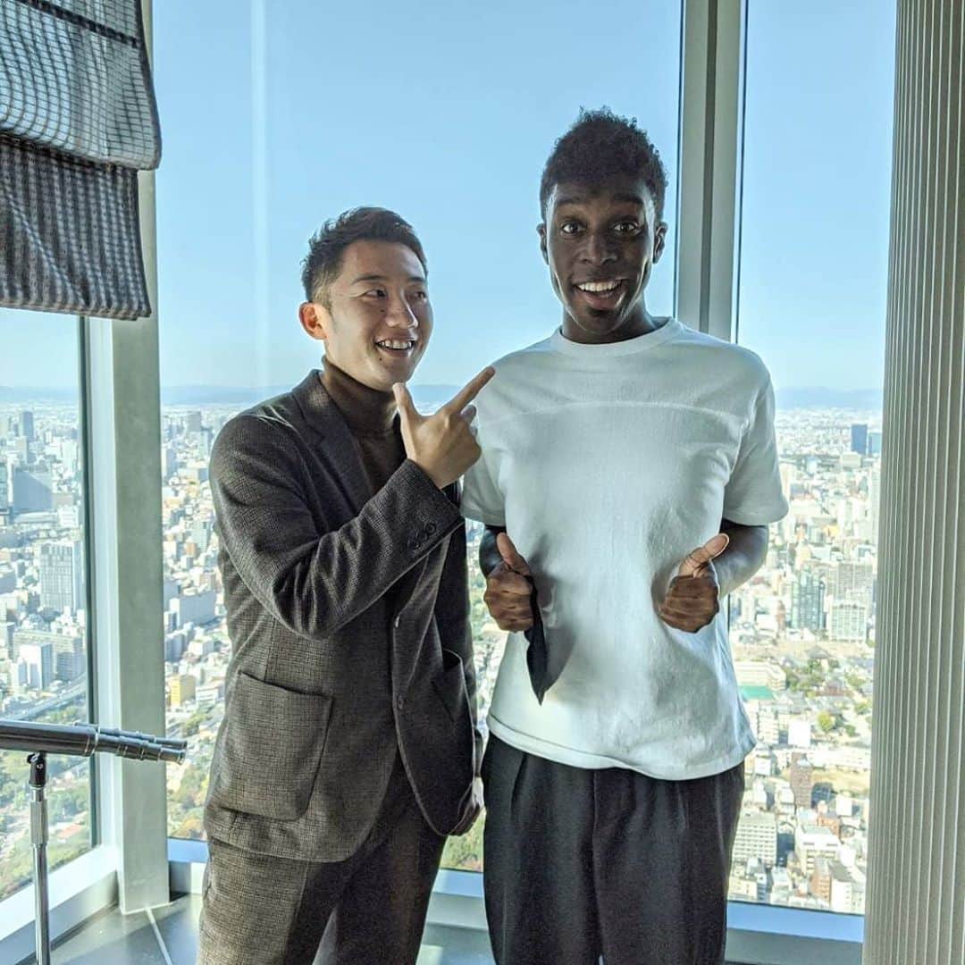 アイク・B・ヌワラのインスタグラム：「先輩上田大社長さんと久しぶりに会ったよー♪ ご馳走様でした！🙇🙇🙇  #くりおね上田  #大坂 #Day2」