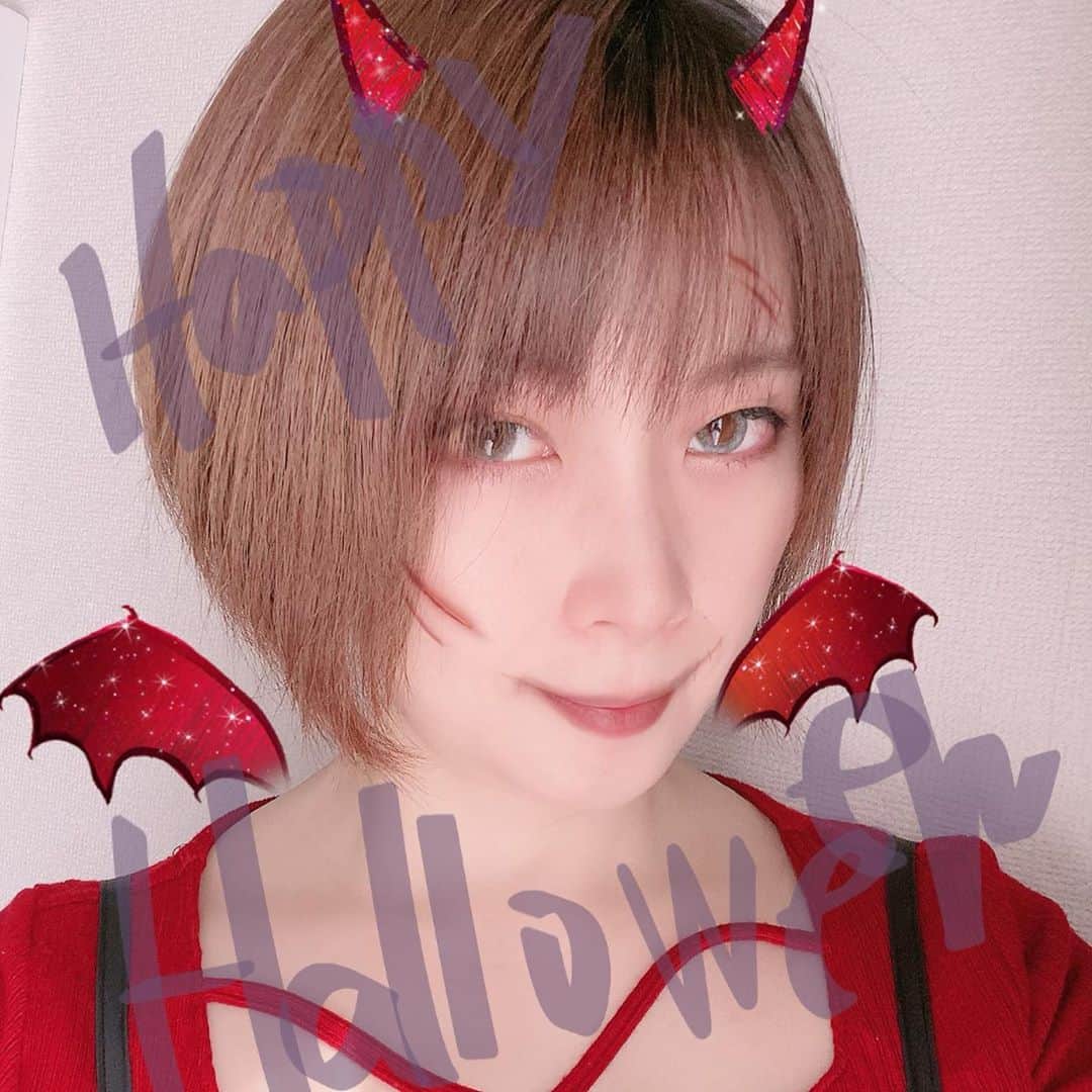 兼田恵さんのインスタグラム写真 - (兼田恵Instagram)「悪い顔するのは得意め。 お菓子だけで済むと思ってるのかい？  #ハロウィン #兄さんの日 #halloween #trickortreat」10月31日 14時20分 - earl_megu