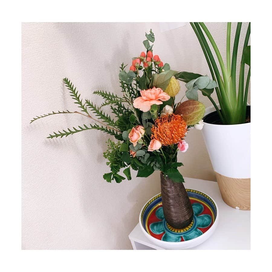 増田有華さんのインスタグラム写真 - (増田有華Instagram)「＊  オレンジ🧡 自分で買う花も好きですが 頂いたお花が1番嬉しいです。  部屋が華やぐ 花瓶に生ける瞬間がすきです。  ・ ・ ・ #生花 #生け花 #花束 #オレンジカラー #オレンジ #orange #花のある暮らし #花 #flowers」10月31日 14時21分 - masuyuka_official
