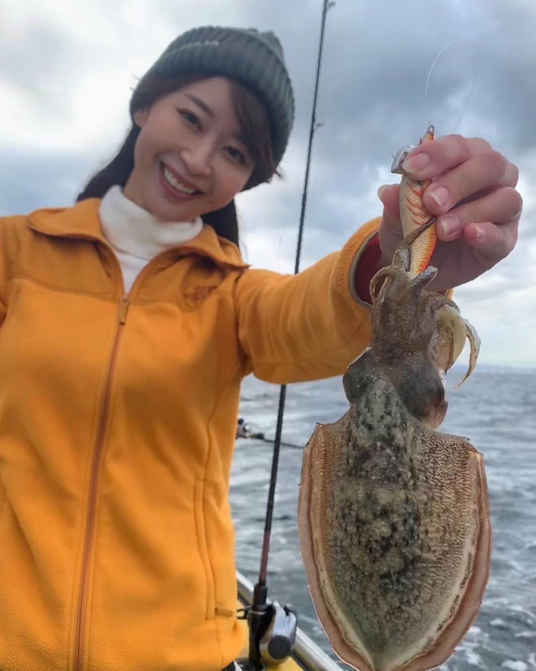 富士村彩花さんのインスタグラム写真 - (富士村彩花Instagram)「・﻿ ﻿ はじめてのスミイカ釣り🦑﻿ ﻿ 浦安にある #吉久 さんから行ってきました🎵﻿ ﻿ 仕掛けも予習して行ったけど初めての釣りものなのでチンプンカンプン😳笑 しかもスミイカのアタリはとても繊細だというのにこの日は生憎の強風…😇﻿ ﻿ でも出船前の峯岸船長の「スミイカ釣り講座」のおかげで﻿スミイカばっちりGET‼️🤩﻿ ﻿ さてさてこの日の釣行が11/6（金）発売の「スポニチ」に掲載されます✨﻿ コンビニでも新聞買えるのでぜひぜひチェックしてみてね🎵﻿ ﻿ ﻿ #釣りガール  #釣り女子  #釣りたガール  #釣りモデル  #釣り女  #アングラー  #道産子アングラー  #釣り好き  #釣り好きな人と繋がりたい  #東京湾  #船釣り  #海釣り  #釣りが好き  #釣果  #オフショア  #釣果  #釣り好きと繋がりたい  #エギスミイカ #スミイカ #エギング #fishinggirl #スポニチ #スポーツニッポン #スポニチ釣りガール #富士村彩花 #あやかりフィッシング」10月31日 14時23分 - ayaka.prestige