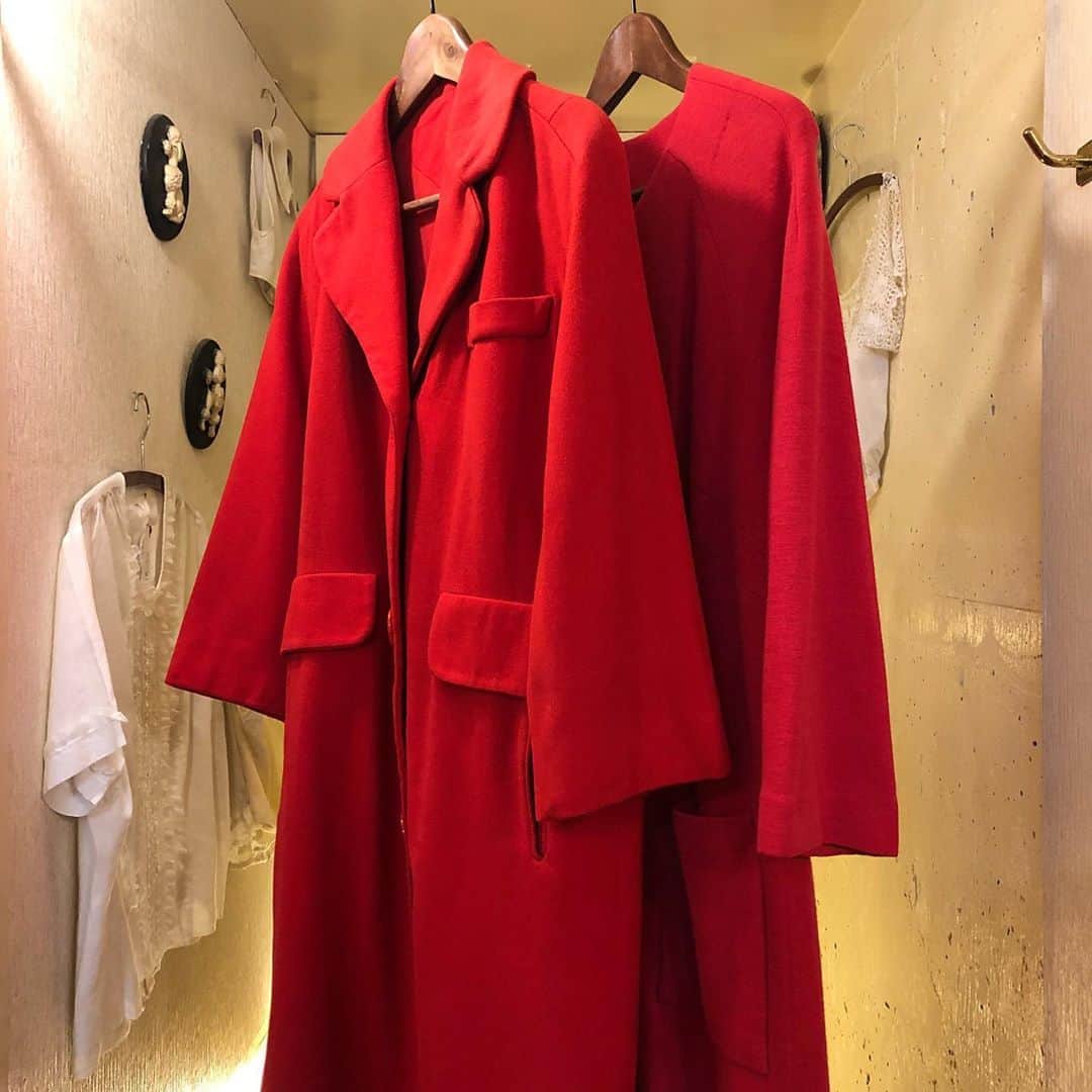 NUTTY Vintage&Collectibleのインスタグラム：「🍃RECOMMEND VINTAGE🍃  ☑︎vtg red/pink wool coat  今年も入荷が始まりました！ NUTTYでも大人気のヴィンテージコート。  黒や茶系は持ってるから…とカラーコートをお探しの方も多いのでは？ 一押しは赤やピンクの明るいお色。 肌写りも良く、秋冬のシックなお洋服のお色にも良く合います。 是非お試しにいらして下さいね♡  ＊本日も20時まで皆様のご来店をお待ちしております＊  💌DMより詳細/通販承っております💌  ------------------------------------ 🛍NUTTY通販について🛍 ------------------------------------- ＜ONLINE STORE＞ VINTAGE▶︎http://nutty.theshop.jp/ USED SELECT▶︎https://nuttyselect.official.ec/ （プロフィールページURLよりjump🕊） ㅤㅤㅤㅤㅤㅤㅤㅤㅤㅤㅤㅤㅤ ＜VIDEO CHAT SHOPPING＞ テレビ電話をお繋ぎして、リアルタイムでご案内いたします。詳細は過去の投稿をご覧ください。」