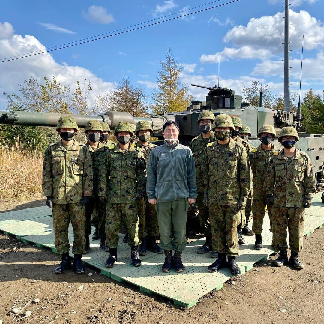 小野寺耕平さんのインスタグラム写真 - (小野寺耕平Instagram)「ストーリーにも載せましたが、先日の戦車射撃競技会にて。隊員の皆さんと記念に☆  #トッカグン #自衛隊 #戦車 #第七師団 #視聴して頂いてるそうで #ありがたやー #90式戦車 #北海道 #陸上自衛隊」10月31日 14時27分 - tokkagun.onodera