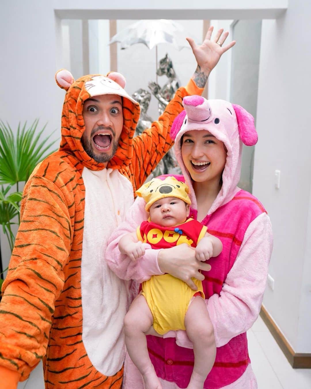 Coleen Garciaさんのインスタグラム写真 - (Coleen GarciaInstagram)「Our most wholesome Halloween everrrr 🤪 Almost skipped this one, but I wouldn’t wanna break our little tradition, especially since this is Amari’s first!  Thank you love @adrianneconcept for helping us find these onesies at the last minute!」10月31日 14時44分 - coleen