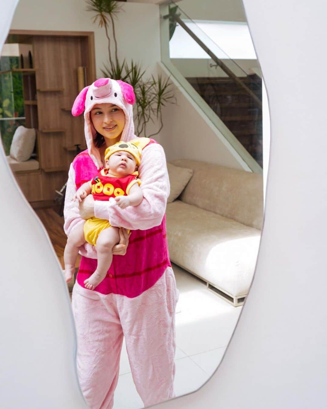Coleen Garciaさんのインスタグラム写真 - (Coleen GarciaInstagram)「Our most wholesome Halloween everrrr 🤪 Almost skipped this one, but I wouldn’t wanna break our little tradition, especially since this is Amari’s first!  Thank you love @adrianneconcept for helping us find these onesies at the last minute!」10月31日 14時44分 - coleen