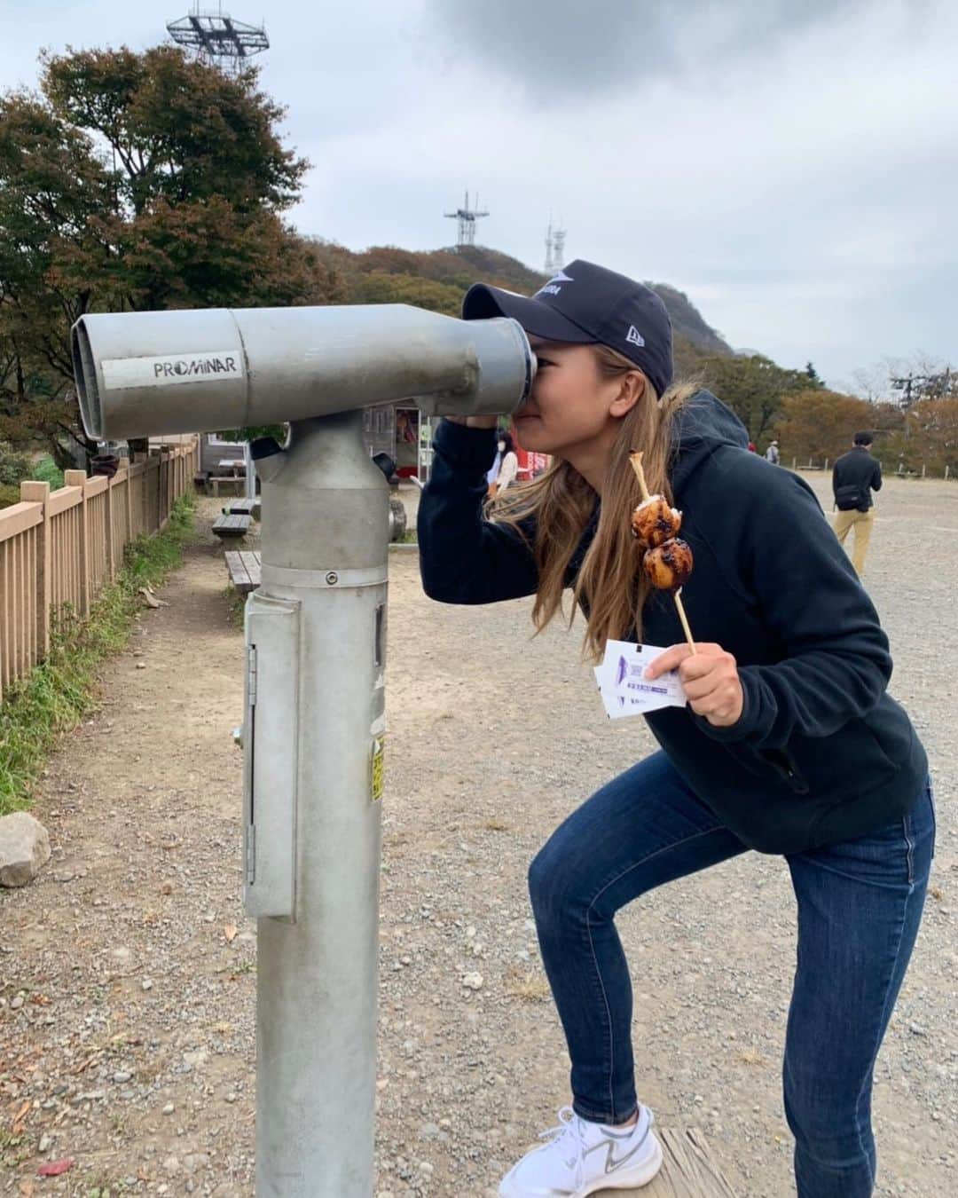 荒川侑奈さんのインスタグラム写真 - (荒川侑奈Instagram)「この間午後から急遽トレーニングがてら山登りに行ってきました🏔笑 たくさん事件があったけど、無になれる所とか、達成感がハマりそう☺️  #100円入れて見たけど手前の草しか見えなかった。 #場面過ぎて準備ゼロw #今度は計画的に登山グッズ揃えよ」10月31日 14時46分 - yunaaa1028