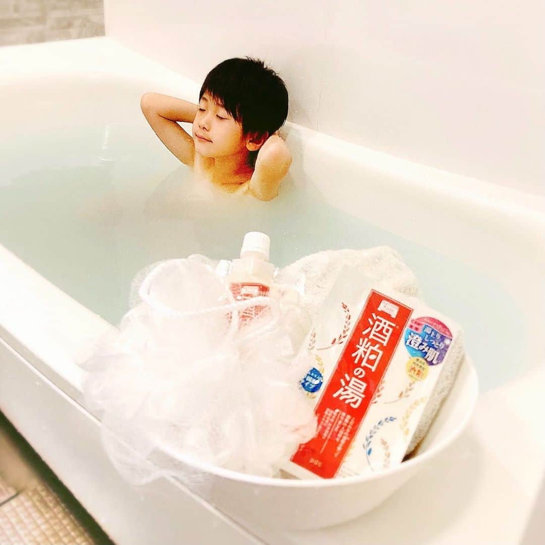 中道あすかさんのインスタグラム写真 - (中道あすかInstagram)「本日のセクシーショット📸ｗ お風呂でくつろぐ ほぺたろう😂❤ｗｗ . . 私たち親子は お風呂大好きすぎて いつも長風呂です〜☺️♨️ . . 昨夜はね、 人気とウワサの#入浴料 、 『#酒粕の湯 』を入れてみたよ〜💕 (@pdc_jp ) . . 動画みてもらったらわかるけど、 これよくあるサラサラした粉のものじゃなくて、 ねっとりした半固形タイプがでてきたから、 ビックリした〜😳💕 . . 男子なのに女子力高いほぺたろうは、 . 「これお肌もっちりすべすべじゃ〜ん😍」 . って言ってて笑った😂ｗｗ . . . 私は入浴しながら、贅沢に #酒粕パック もしたよ〜😍 . . あ〜〜〜〜幸せ！！！！ . . . .  #pdc #ワフードメイド #バスタイム #入浴剤マニア #pr#バスタイム#バスルーム#bathtime #bathroom #ママ#子育て#育児#育児日記#バスグッズ#親バカ#親バカ部#男の子#男の子ママ #酒粕#フェイスパック#半身浴#美容#ビュースタグラマー #おうち時間#おうちじかん」10月31日 14時47分 - asuroom