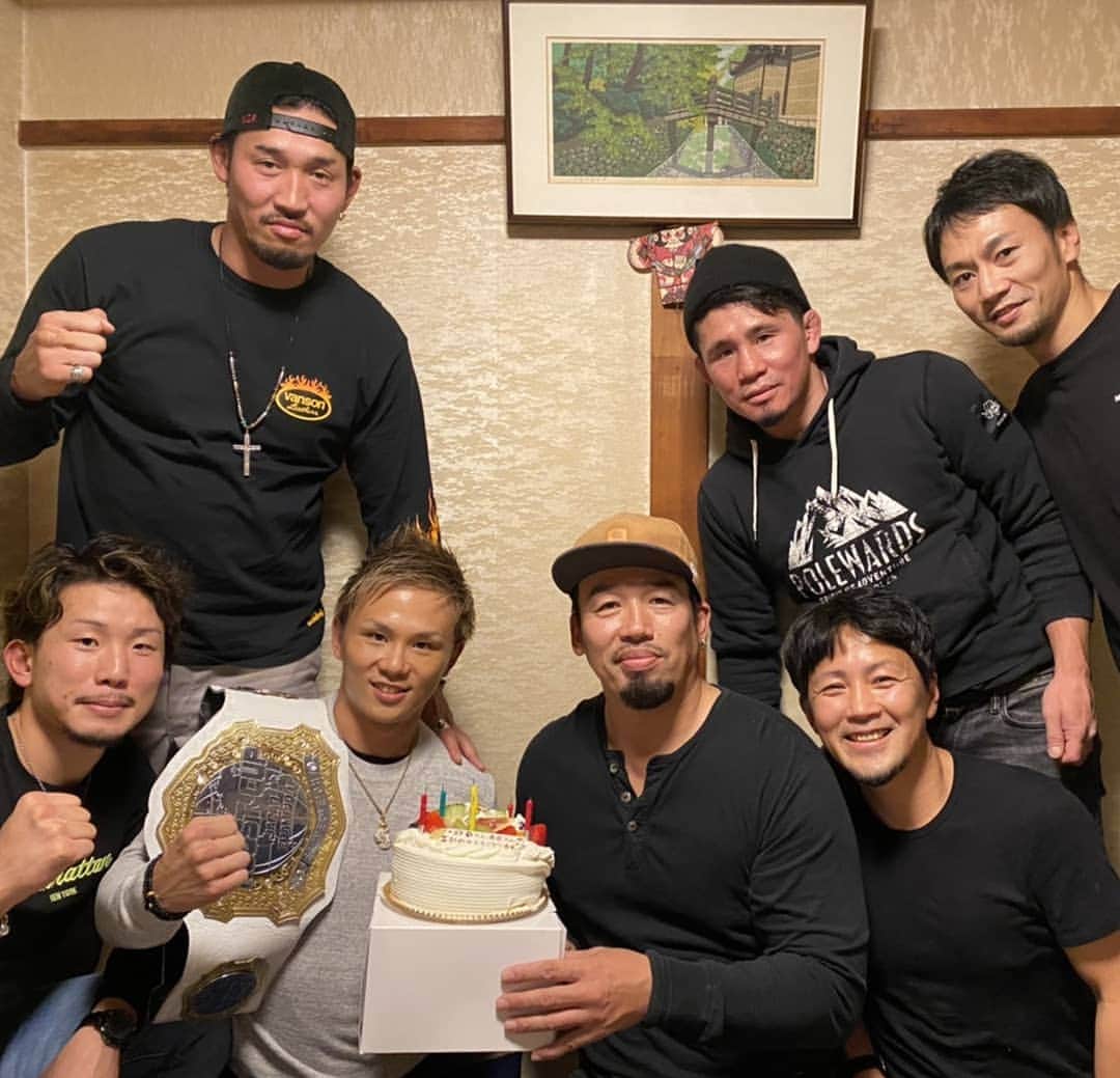 武蔵のインスタグラム：「先日、泰良のHoost Cup タイトル獲得のお祝い飯会をチームでやりました。  おめでとう！  #武蔵 #空手 #キックボクシング #hoostcup #champion  #karate  #kickboxing」