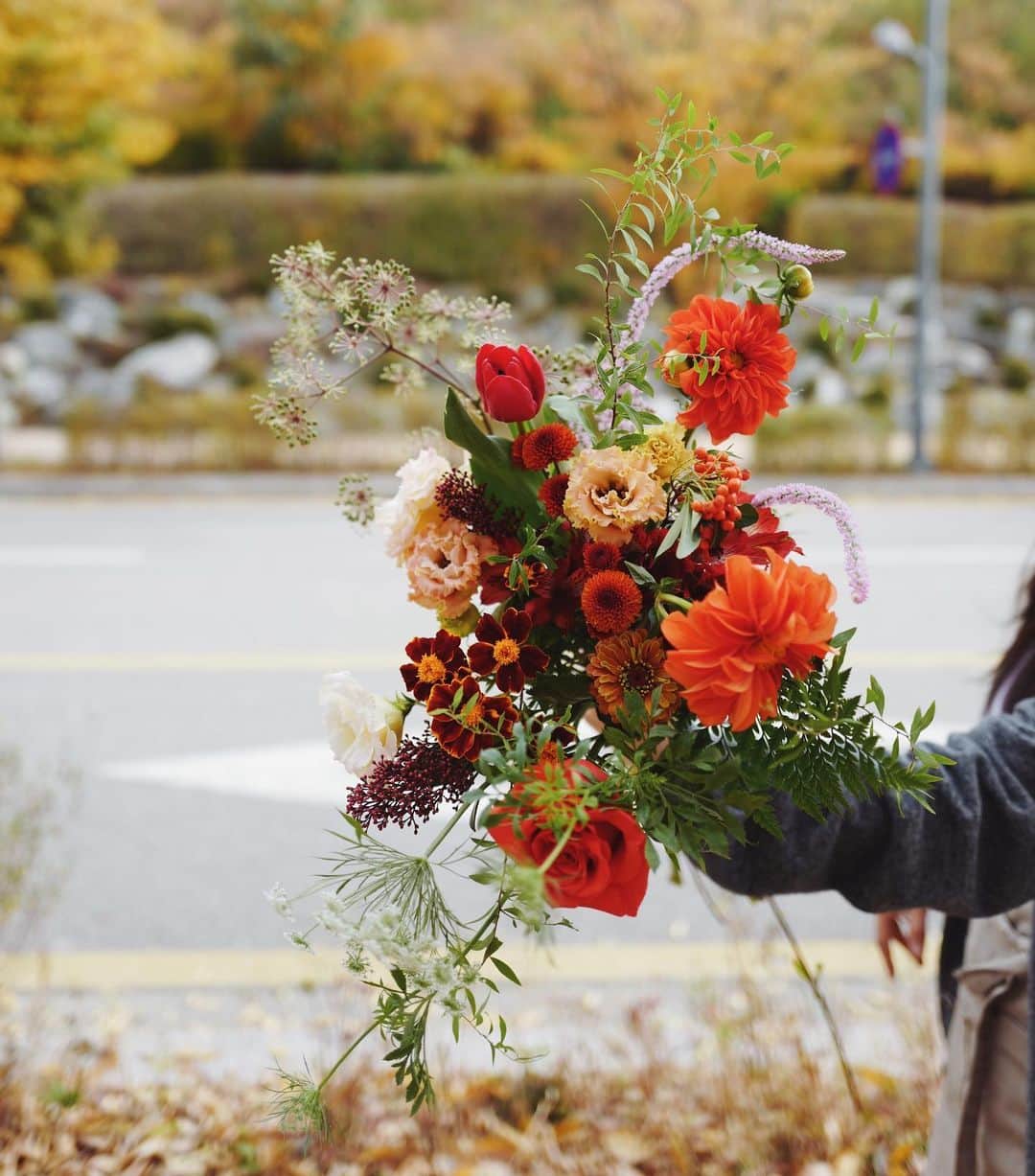 JF flower Shopさんのインスタグラム写真 - (JF flower ShopInstagram)「🍁🍁  Jf flower shop  . . . .#2020jfflowershop #jfflowershop #flower #florist #floral #flowerlesson #koreanflorist #flowerstagram  #koreanflower  #웨딩부케 #플로리스트 #플로리스트수업 #플라워레슨#핸드타이드  #범계플라워레슨 #안양웨딩 #플라워레슨 #꽃꽂이수업 #안양꽃집 #범계꽃집 #평촌꽃집 #과천꽃집 #인덕원꽃집 #동편마을꽃집 #포일동꽃집 #내손동꽃집  #의왕꽃집 #花#花艺设计」10月31日 14時49分 - jfflowershop