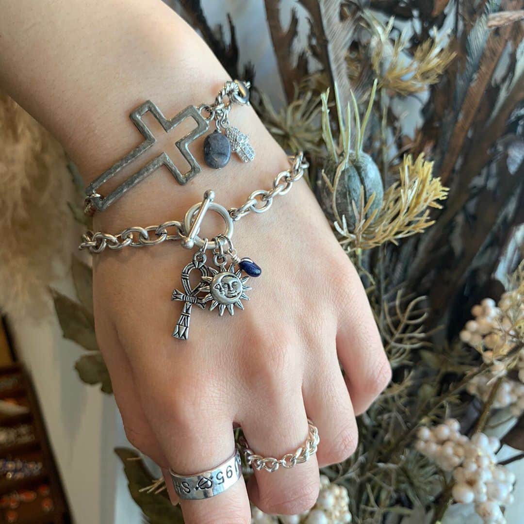 のインスタグラム：「メンズアクセサリーも✴︎ . 好きなパーツをカスタマイズできるので、サイズやデザインまで 一から自分好みに作れます🌿 . プレゼントや子供用のアクセサリーなどおすすめです！！ . .  #boxcharmindustry #boxcharm #handmade #accessory #handmadeaccessory #silver #mensstyle #mens #bracelet  #ボックスチャームインダストリー #ボックスチャーム #ハンドメイド #アクセサリー #ハンドメイドアクセサリー#オリジナル #オリジナルアクセサリー #メンズアクセサリー #ユニセックス #メンズライク #ブレスレット #シルバー」